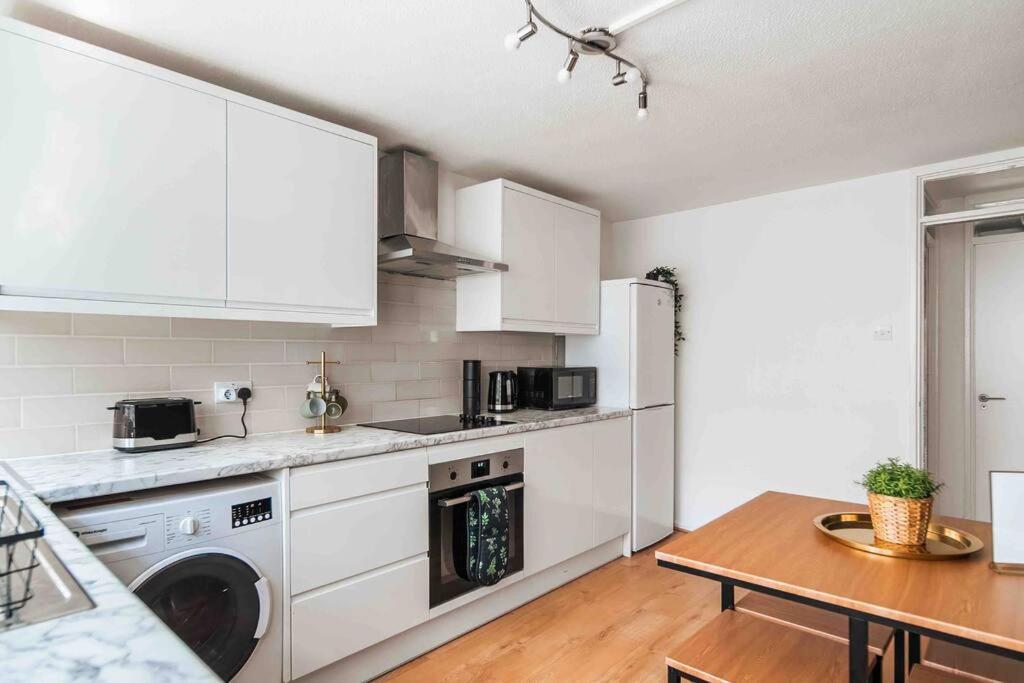 Contractor Base With Pool Table * Londres