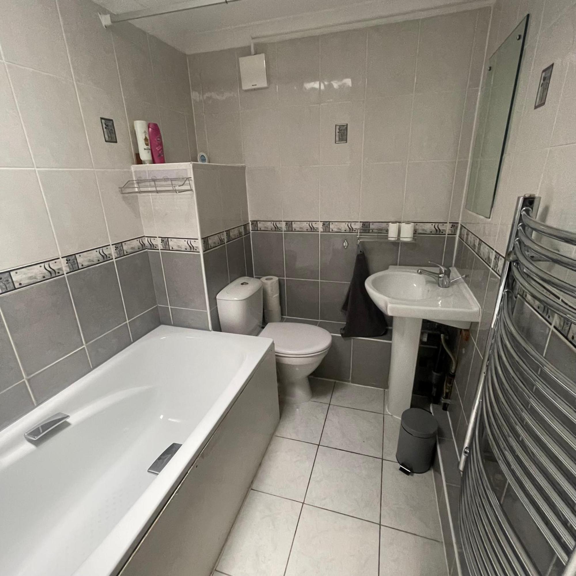 Entire 3 Bedroom - Minutes To Emirates Stadium! * Londres