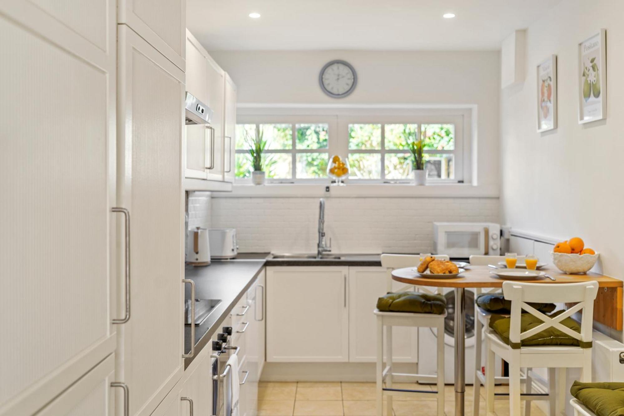 3 Bedroom Mews - Clapham Common - Free Private Parking - Sleeps 5 - Newly Refurbished - Sweetpea & Pillow Londen