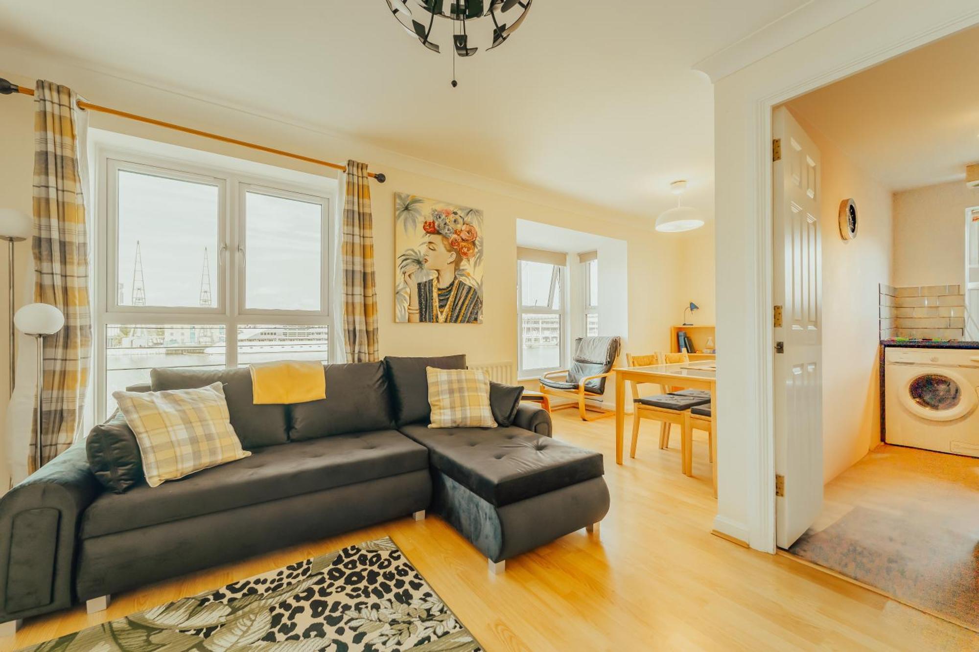 Luxury Riverview 2bed Apt- 5 Mins From Excel London, Canary Wharf, 02 Arena - Free Parking - Playstation 4 Provided Apartamento *