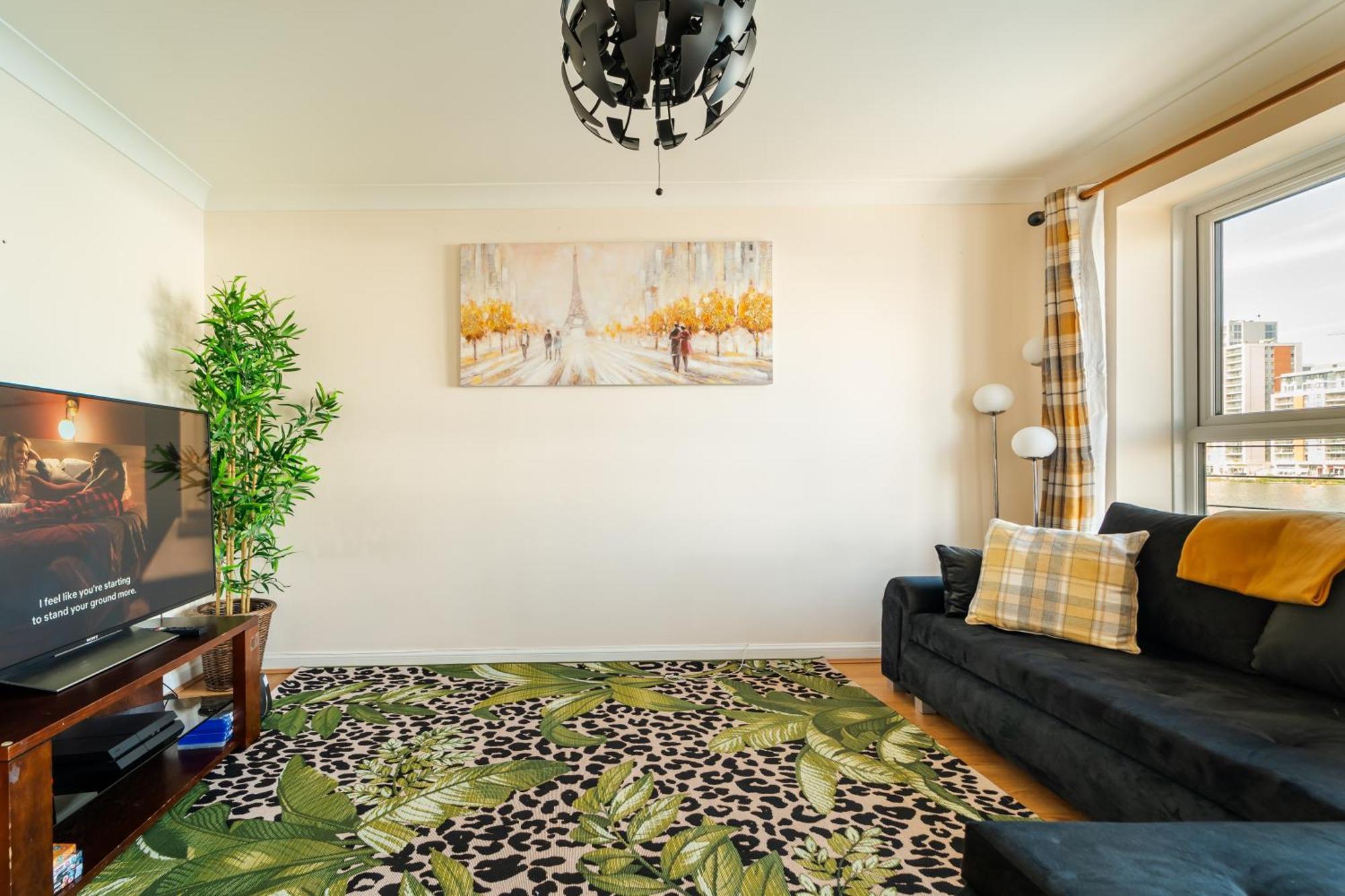Luxury Riverview 2bed Apt- 5 Mins From Excel London, Canary Wharf, 02 Arena - Free Parking - Playstation 4 Provided