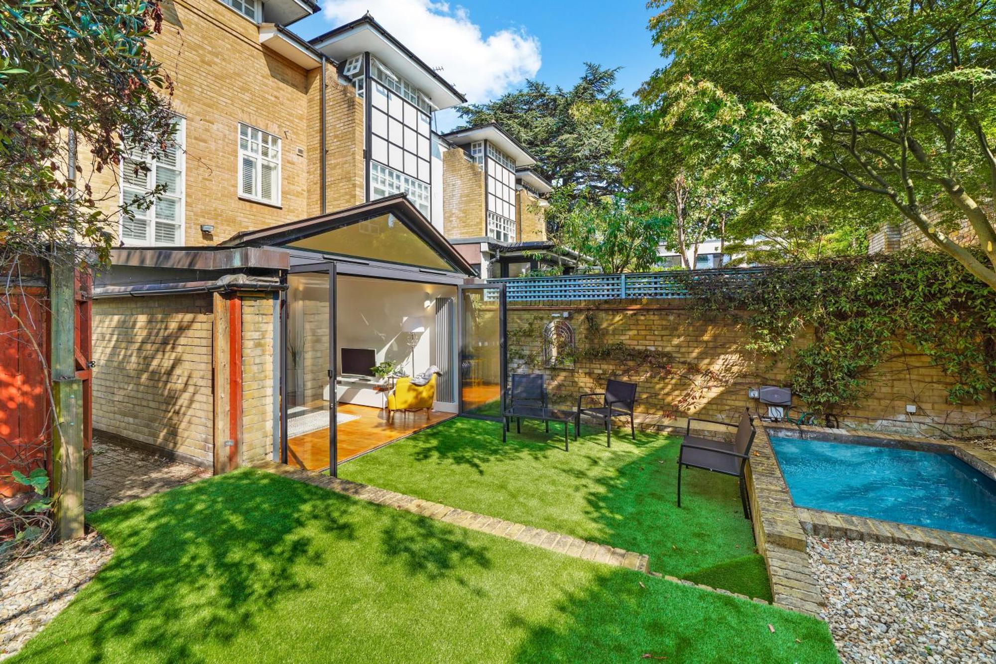 3 Bedroom Mews - Clapham Common - Free Private Parking - Sleeps 5 - Newly Refurbished - Sweetpea & Pillow * Londen