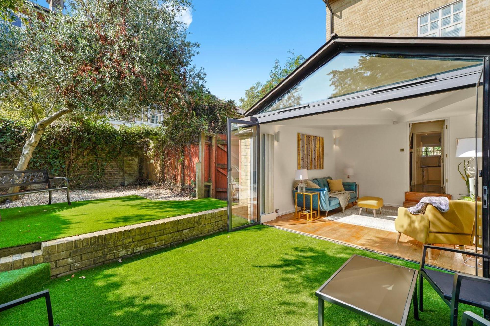3 Bedroom Mews - Clapham Common - Free Private Parking - Sleeps 5 - Newly Refurbished - Sweetpea & Pillow Vakantiehuis