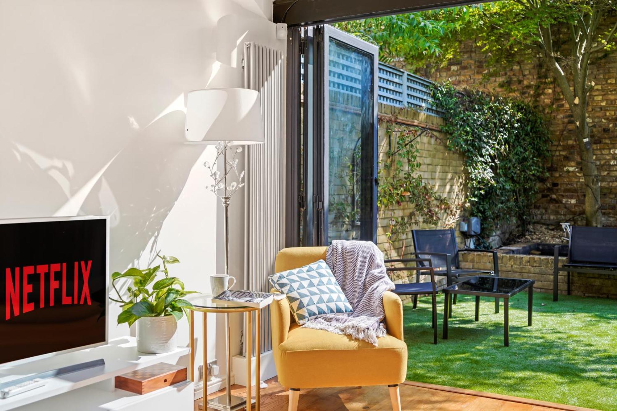 Vakantiehuis 3 Bedroom Mews - Clapham Common - Free Private Parking - Sleeps 5 - Newly Refurbished - Sweetpea & Pillow *