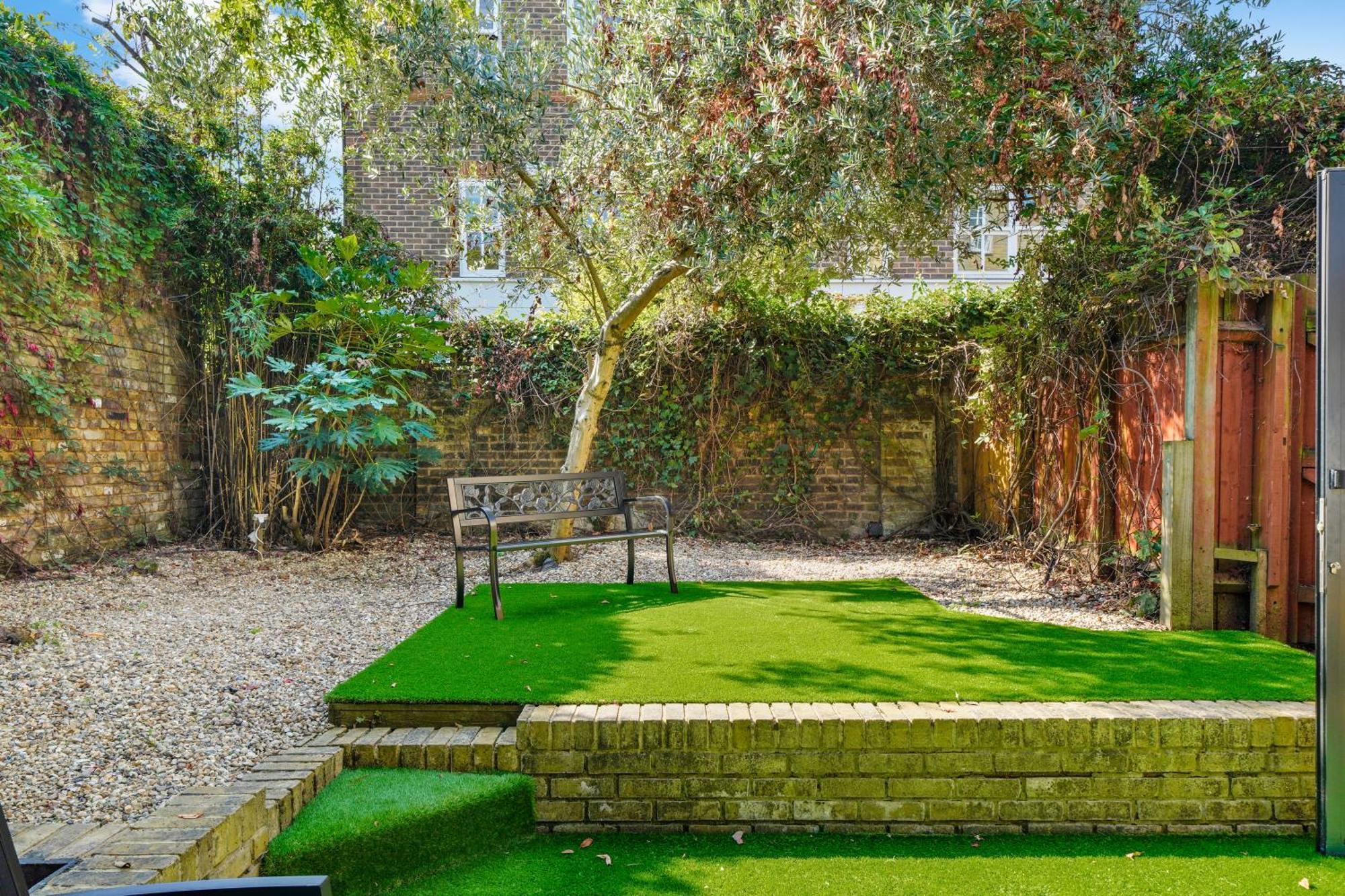 3 Bedroom Mews - Clapham Common - Free Private Parking - Sleeps 5 - Newly Refurbished - Sweetpea & Pillow