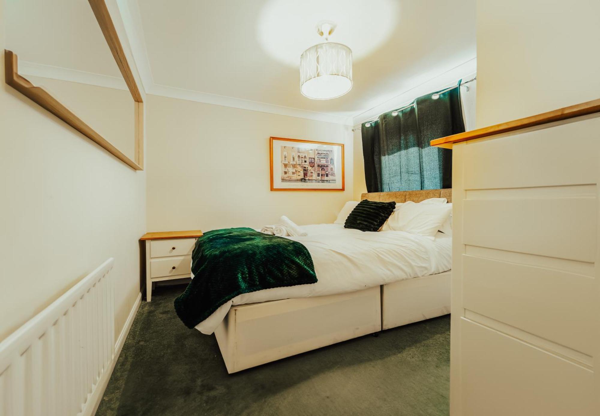 Luxury Riverview 2bed Apt- 5 Mins From Excel London, Canary Wharf, 02 Arena - Free Parking - Playstation 4 Provided