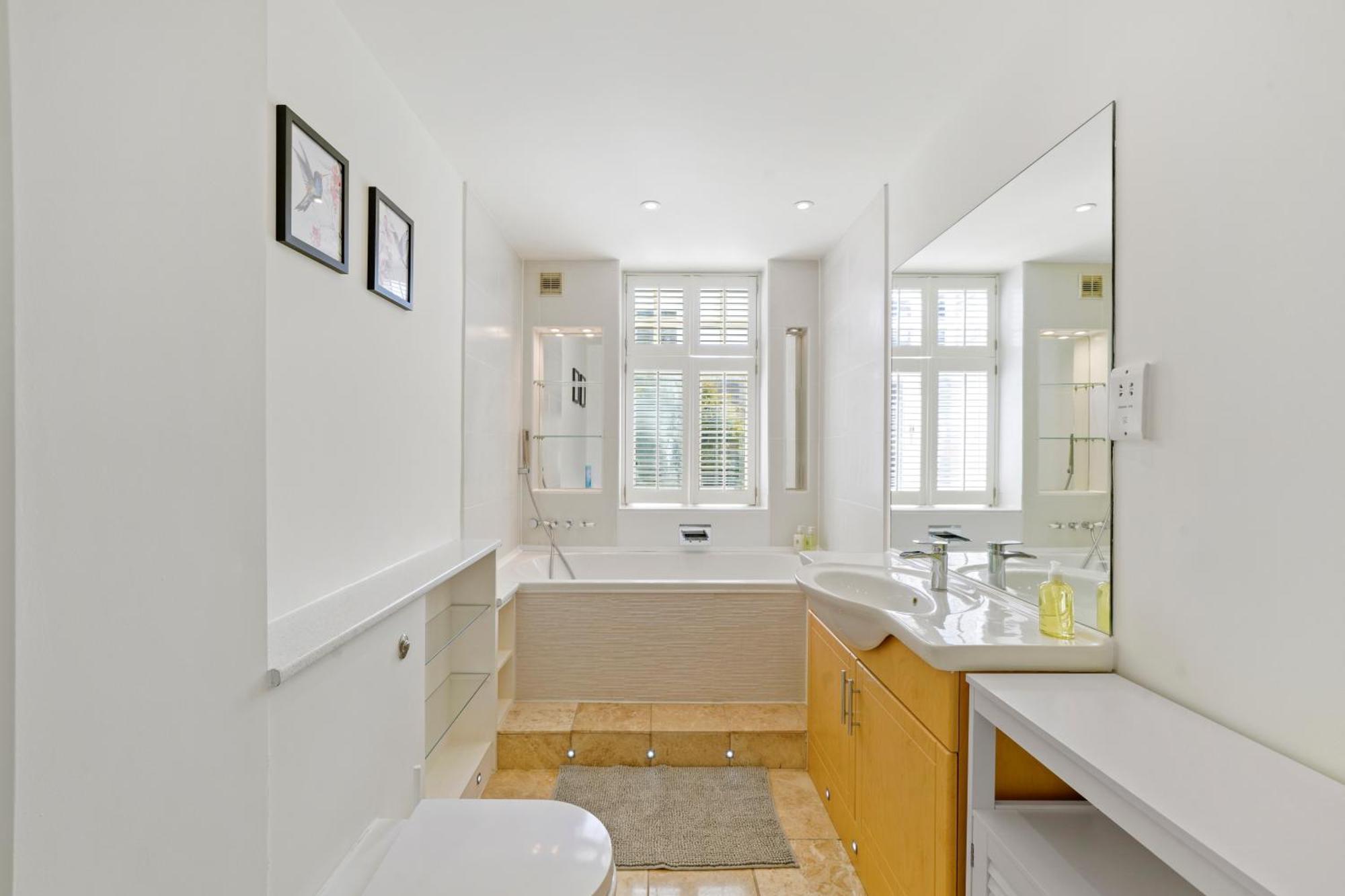 Vakantiehuis 3 Bedroom Mews - Clapham Common - Free Private Parking - Sleeps 5 - Newly Refurbished - Sweetpea & Pillow *