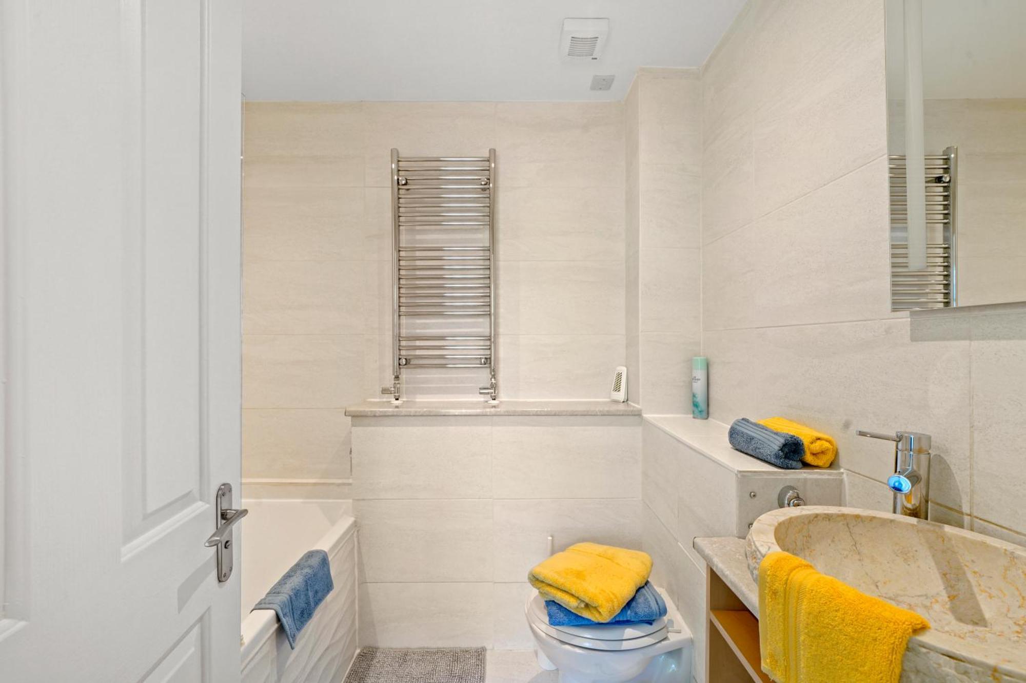 3 Bedroom Mews - Clapham Common - Free Private Parking - Sleeps 5 - Newly Refurbished - Sweetpea & Pillow * Londen