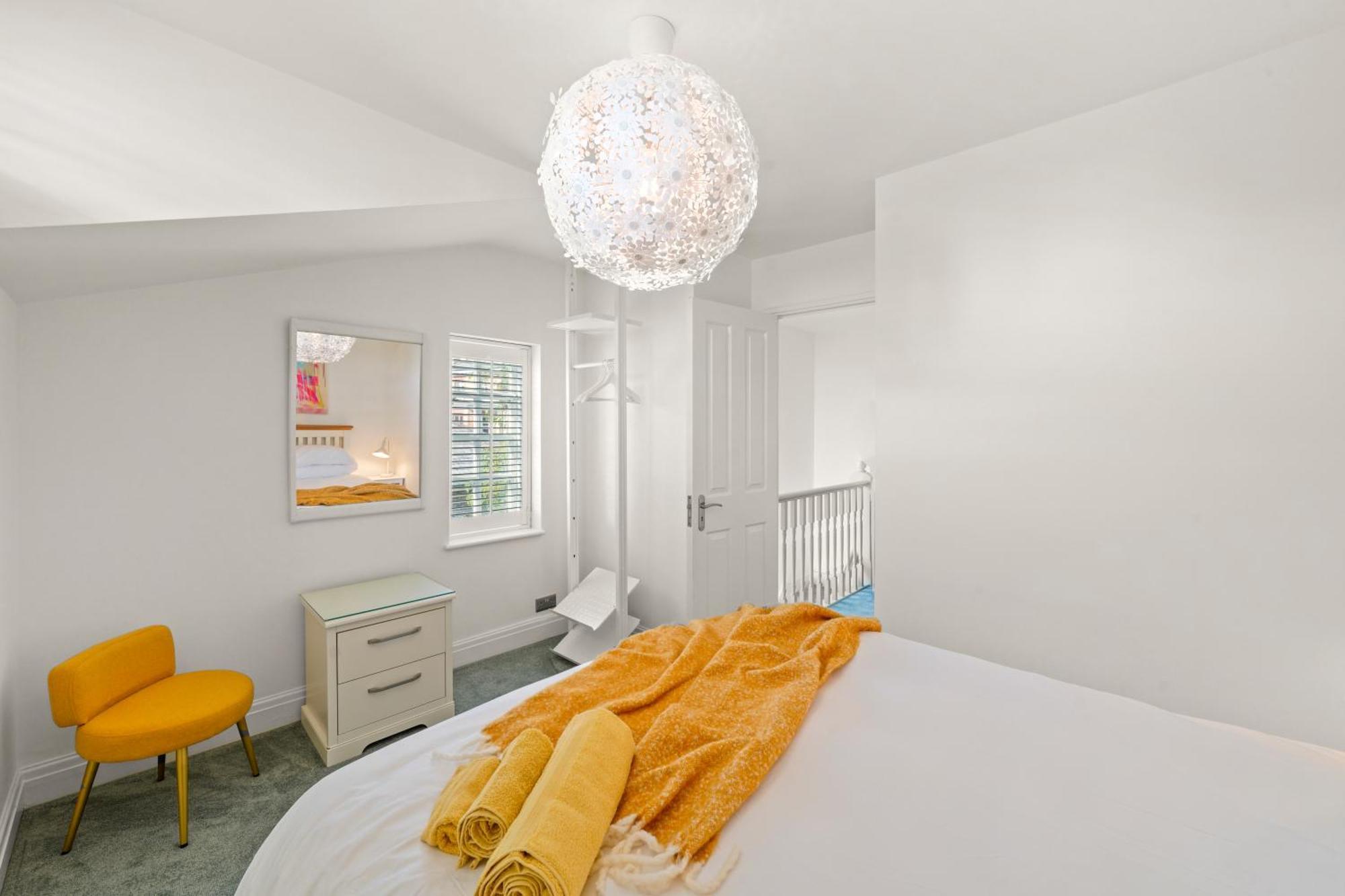 Hébergement de vacances 3 Bedroom Mews - Clapham Common - Free Private Parking - Sleeps 5 - Newly Refurbished - Sweetpea & Pillow *