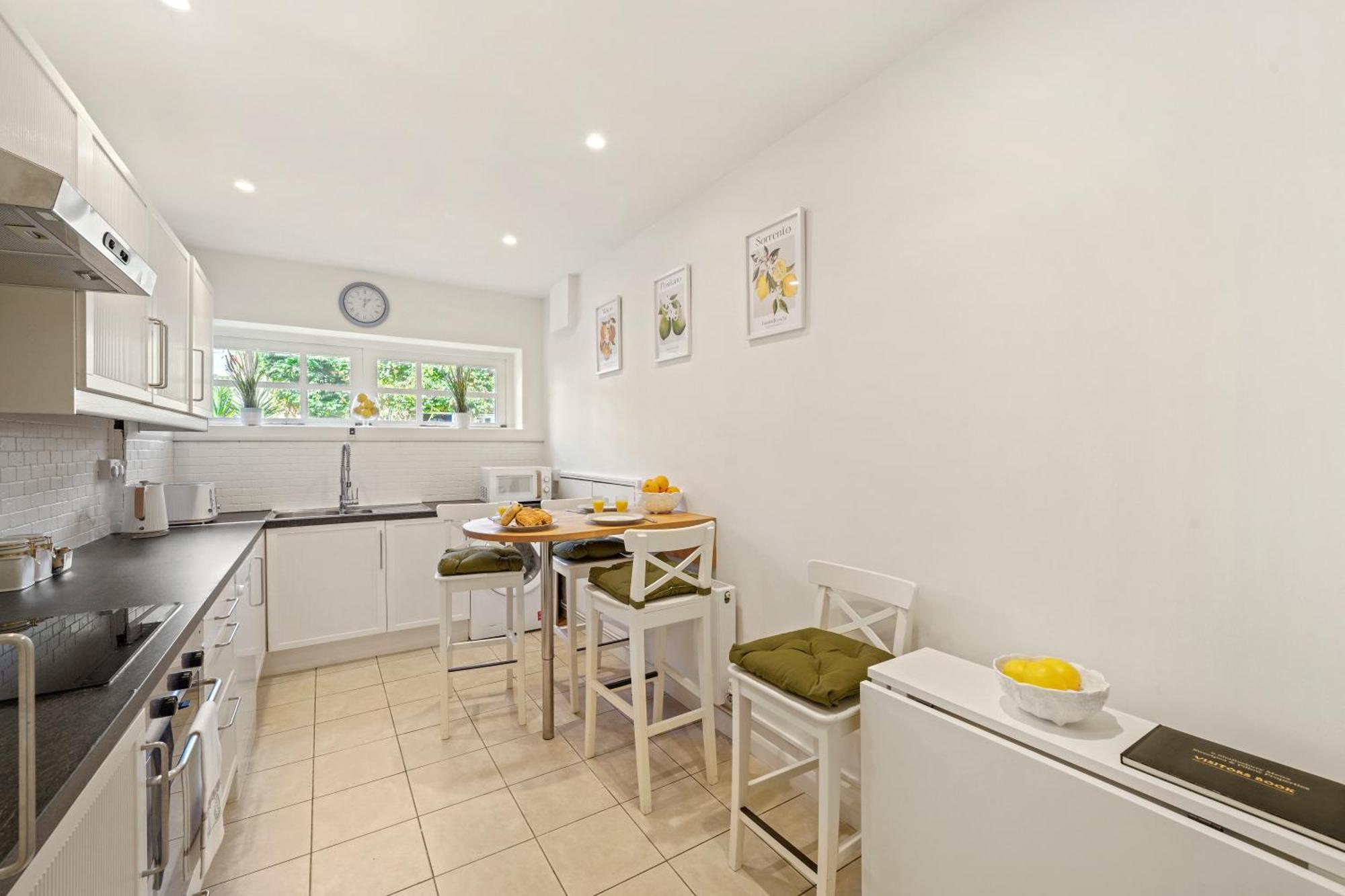 3 Bedroom Mews - Clapham Common - Free Private Parking - Sleeps 5 - Newly Refurbished - Sweetpea & Pillow Vakantiehuis Londen