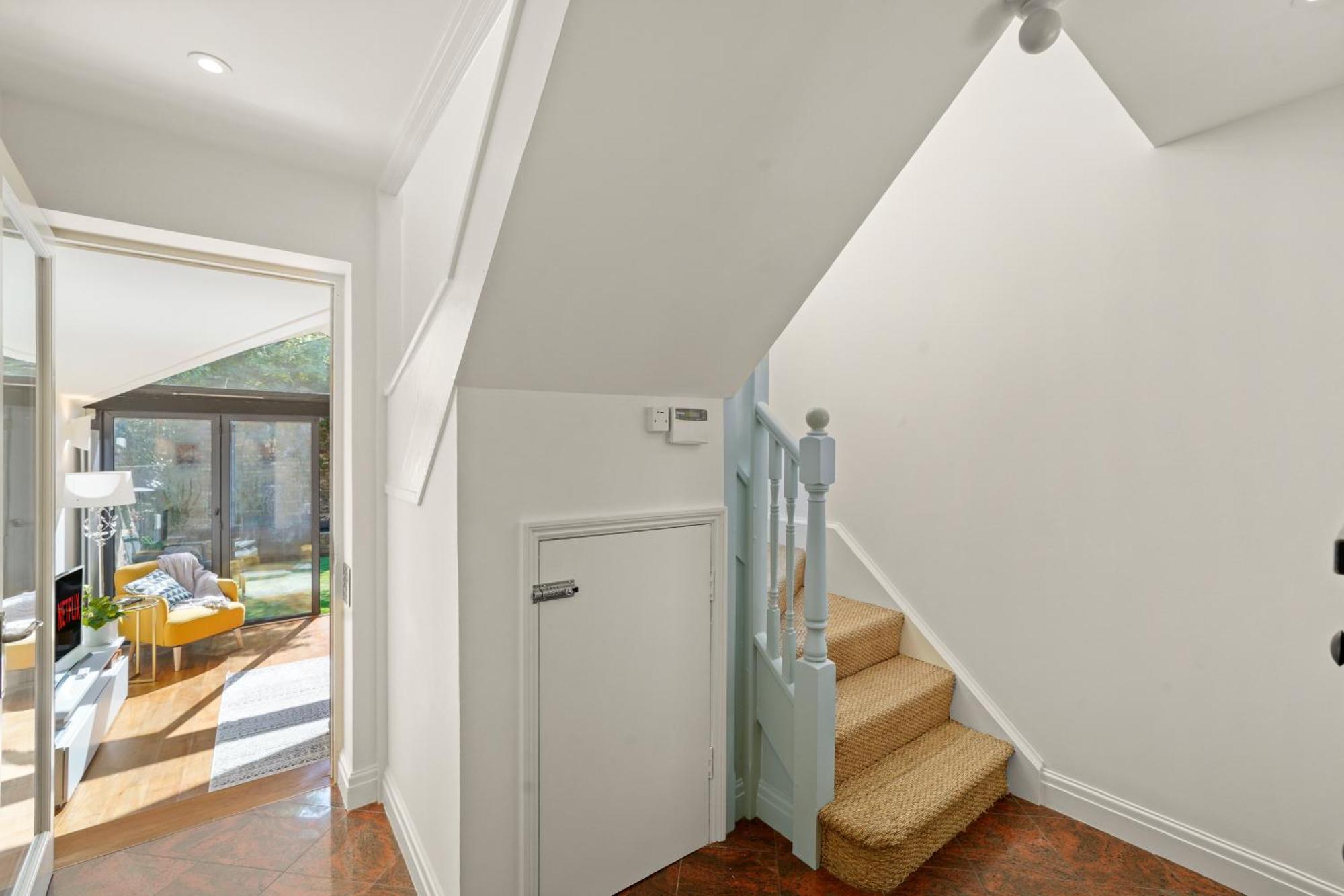3 Bedroom Mews - Clapham Common - Free Private Parking - Sleeps 5 - Newly Refurbished - Sweetpea & Pillow Londen