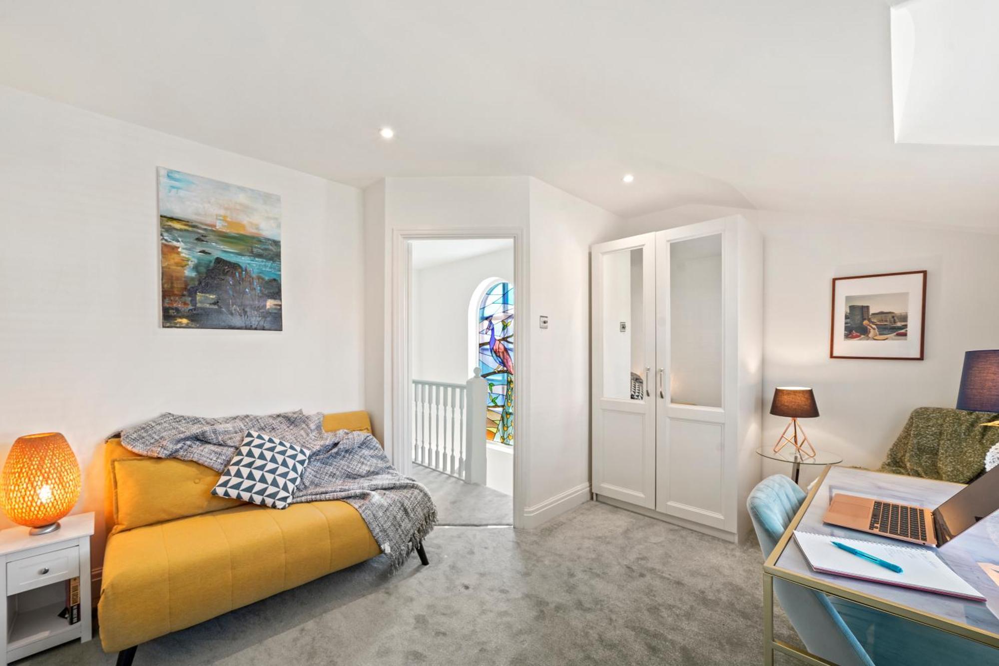 3 Bedroom Mews - Clapham Common - Free Private Parking - Sleeps 5 - Newly Refurbished - Sweetpea & Pillow * Londen