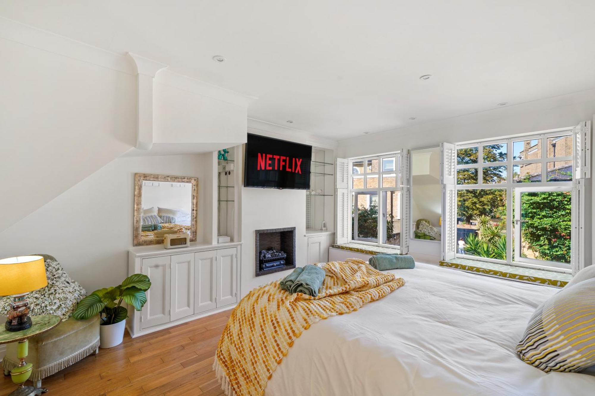 3 Bedroom Mews - Clapham Common - Free Private Parking - Sleeps 5 - Newly Refurbished - Sweetpea & Pillow Vakantiehuis Londen