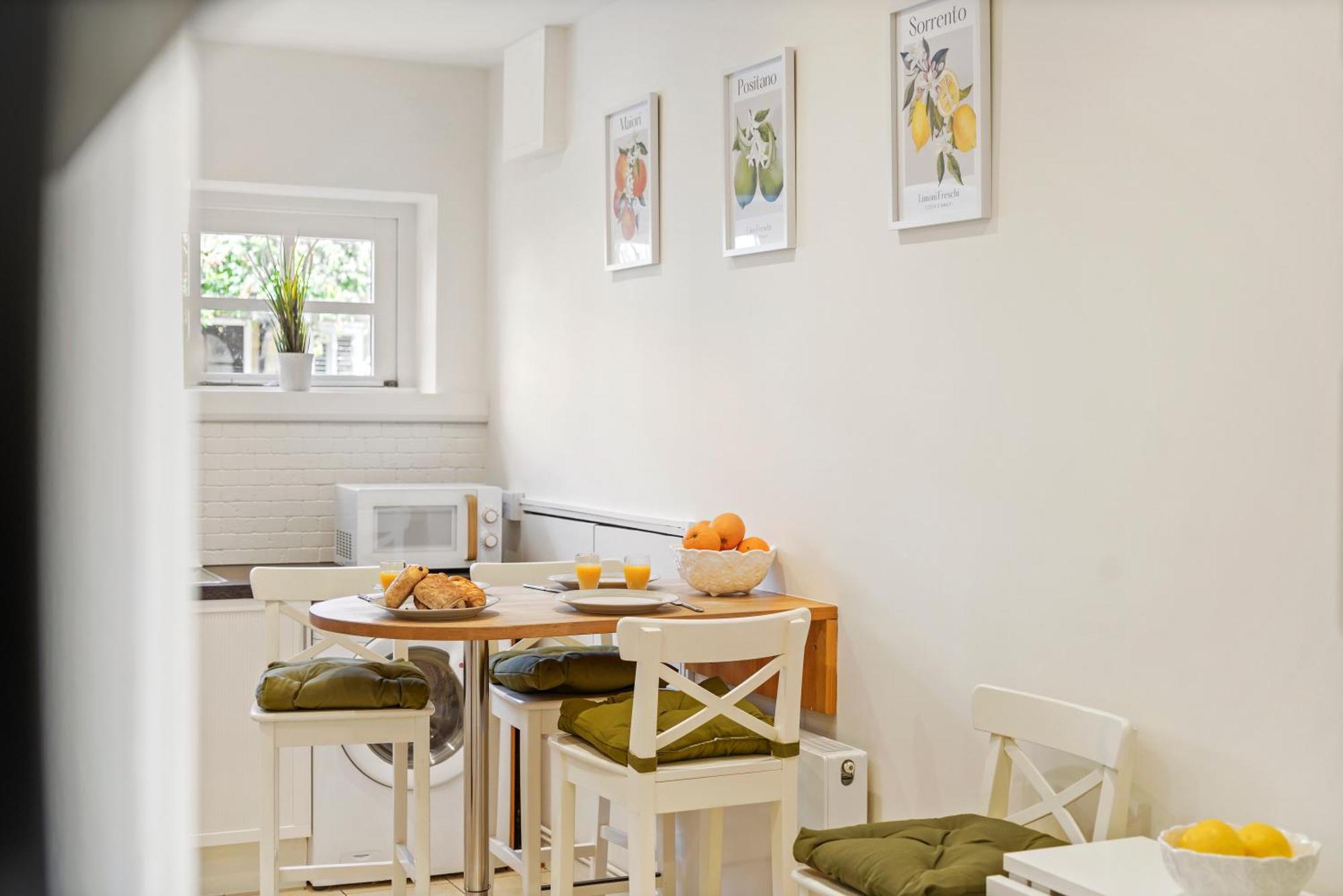 3 Bedroom Mews - Clapham Common - Free Private Parking - Sleeps 5 - Newly Refurbished - Sweetpea & Pillow * Londen