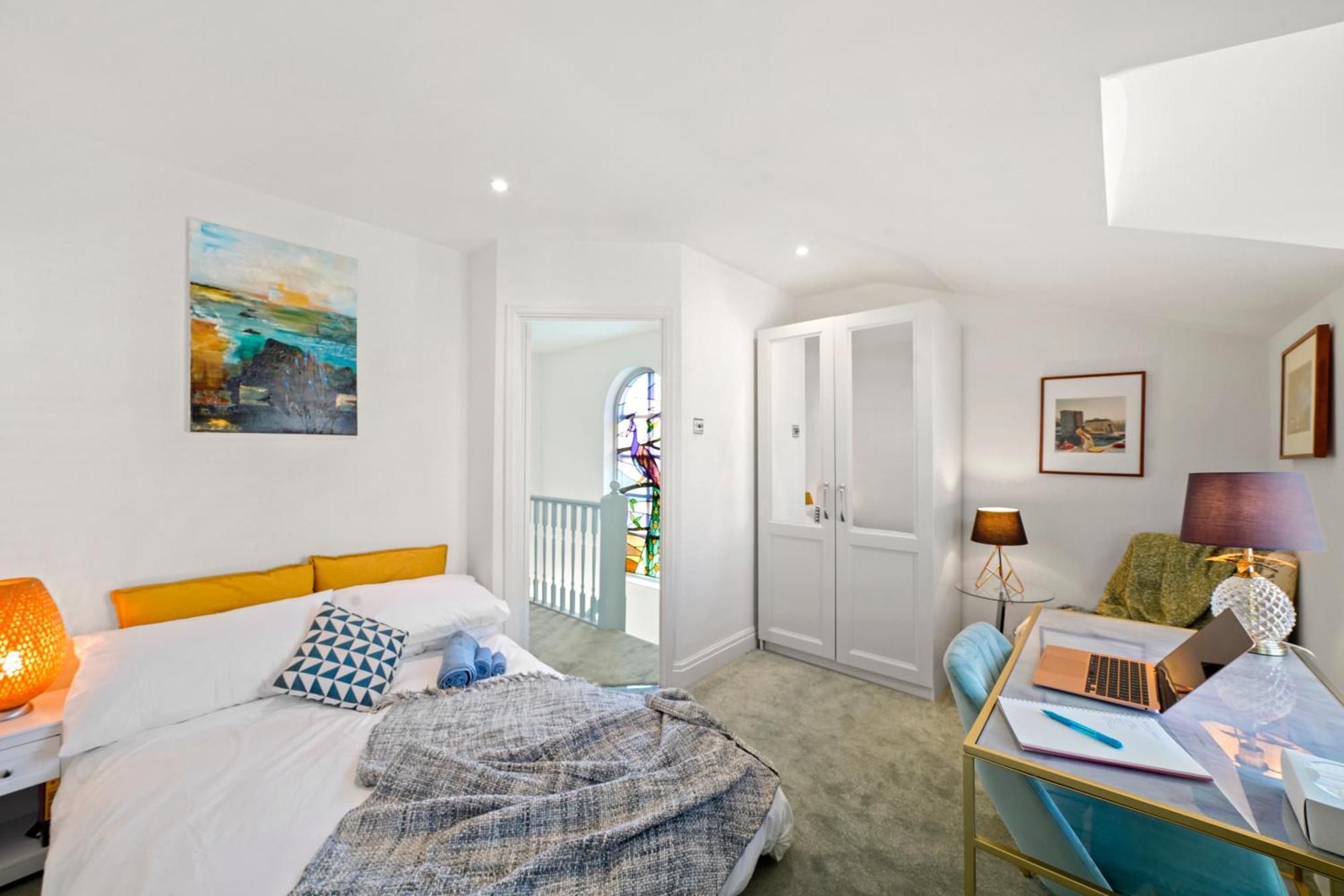 3 Bedroom Mews - Clapham Common - Free Private Parking - Sleeps 5 - Newly Refurbished - Sweetpea & Pillow Hébergement de vacances *
