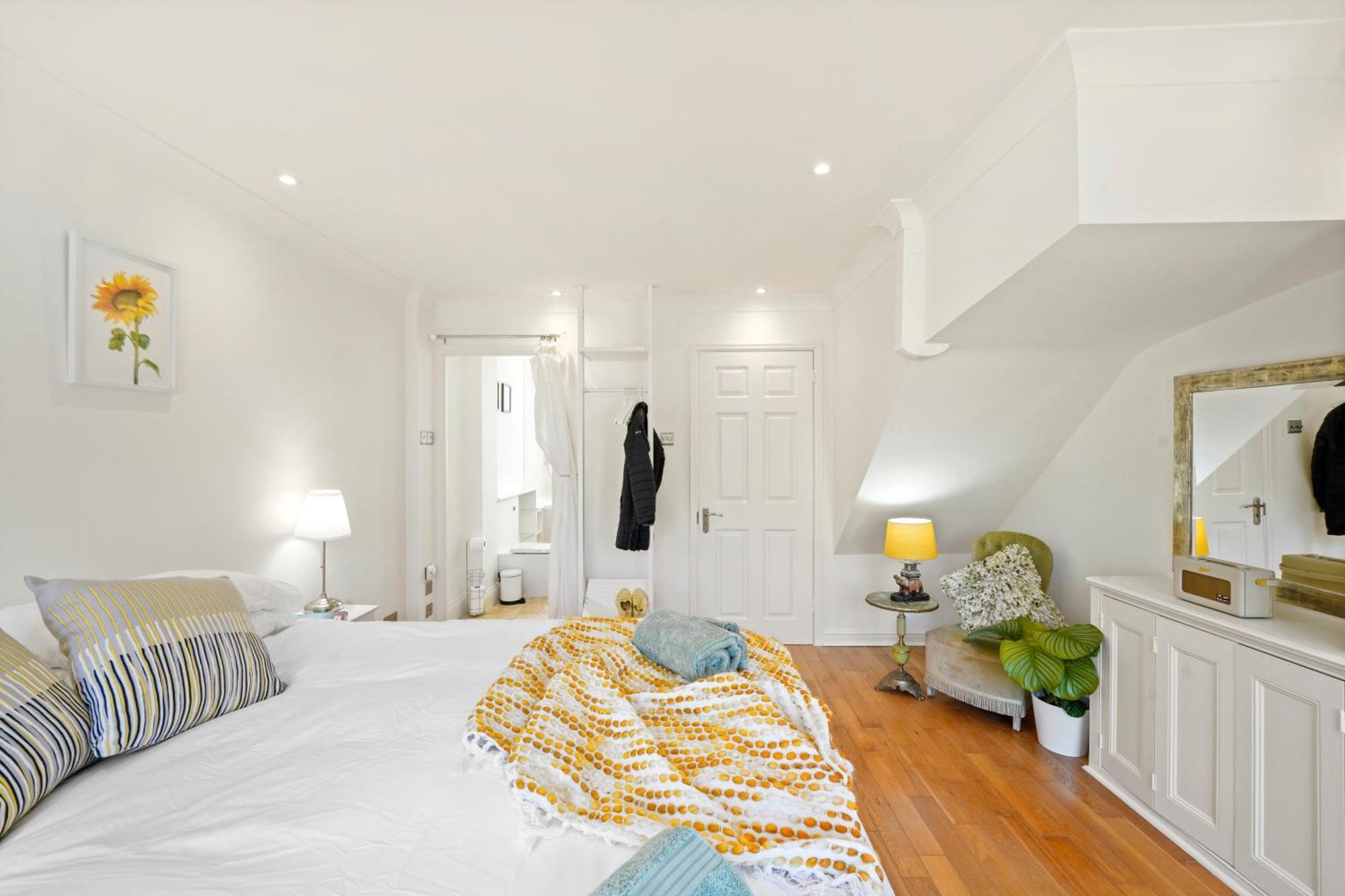 3 Bedroom Mews - Clapham Common - Free Private Parking - Sleeps 5 - Newly Refurbished - Sweetpea & Pillow Vakantiehuis
