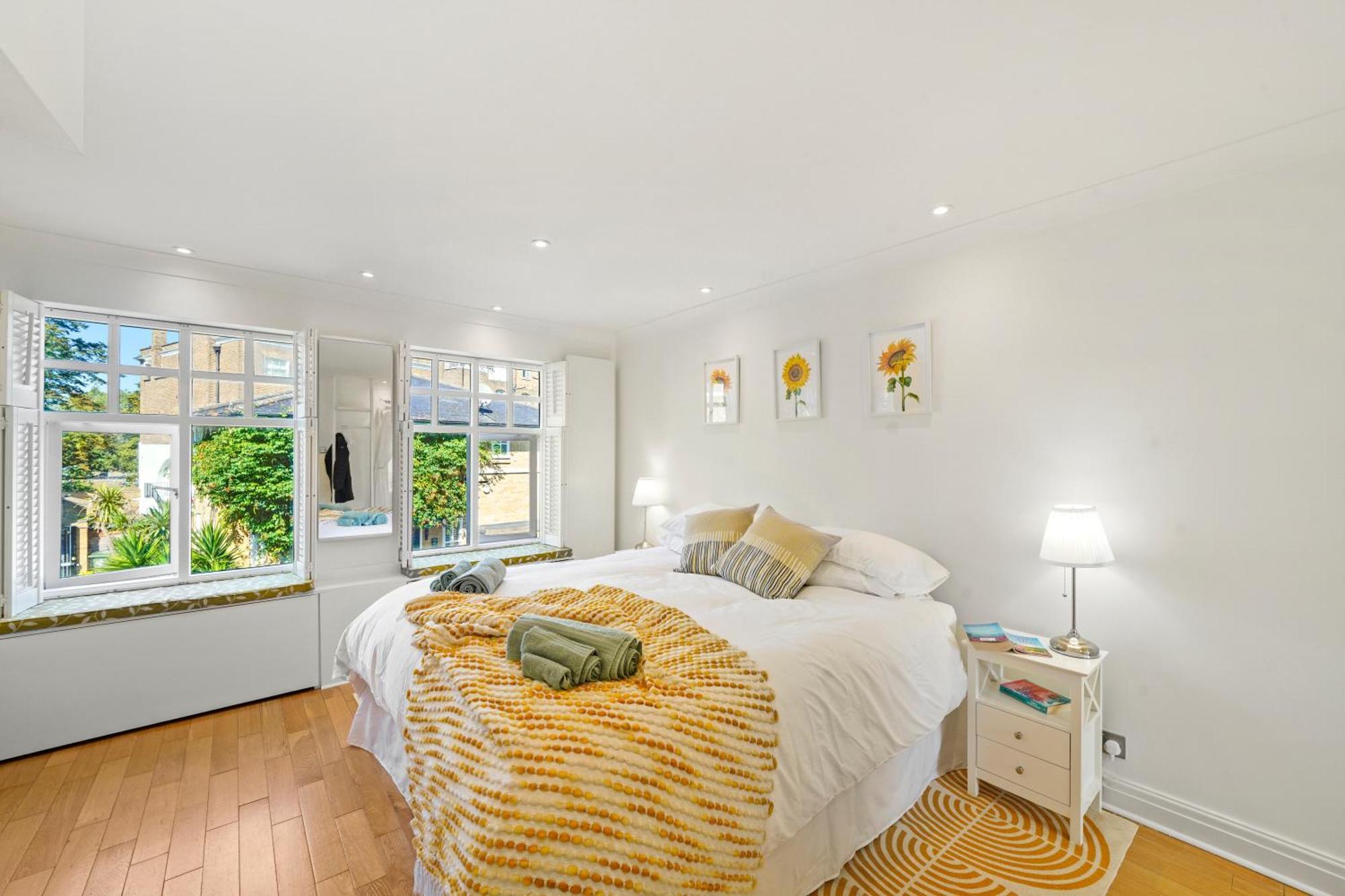 3 Bedroom Mews - Clapham Common - Free Private Parking - Sleeps 5 - Newly Refurbished - Sweetpea & Pillow Vakantiehuis