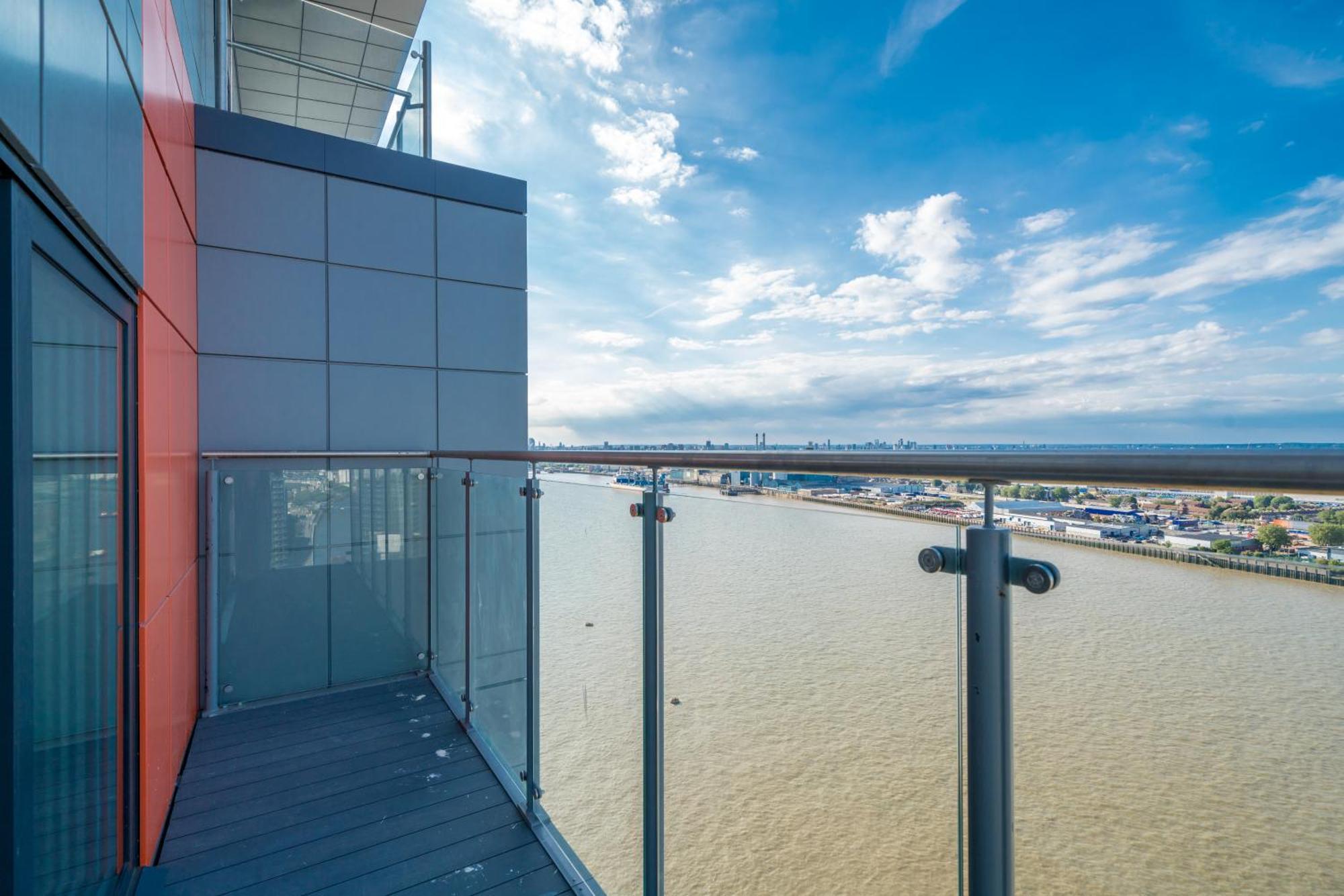 Skyvillion - River Thames Floor By Woolwich Ferry, Mins To Excel, O2 Arena , Airport With Parking Apartamento
