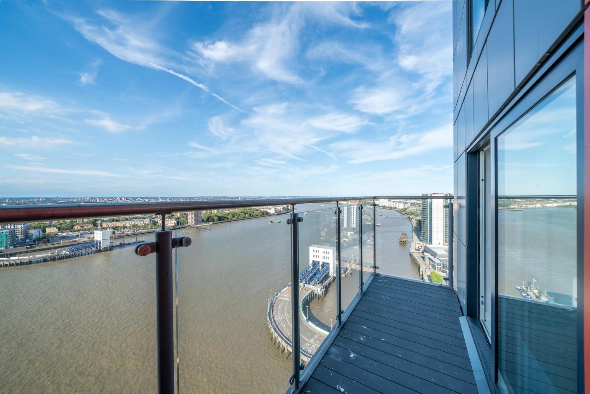 Skyvillion - River Thames Floor By Woolwich Ferry, Mins To Excel, O2 Arena , Airport With Parking Apartamento Londres