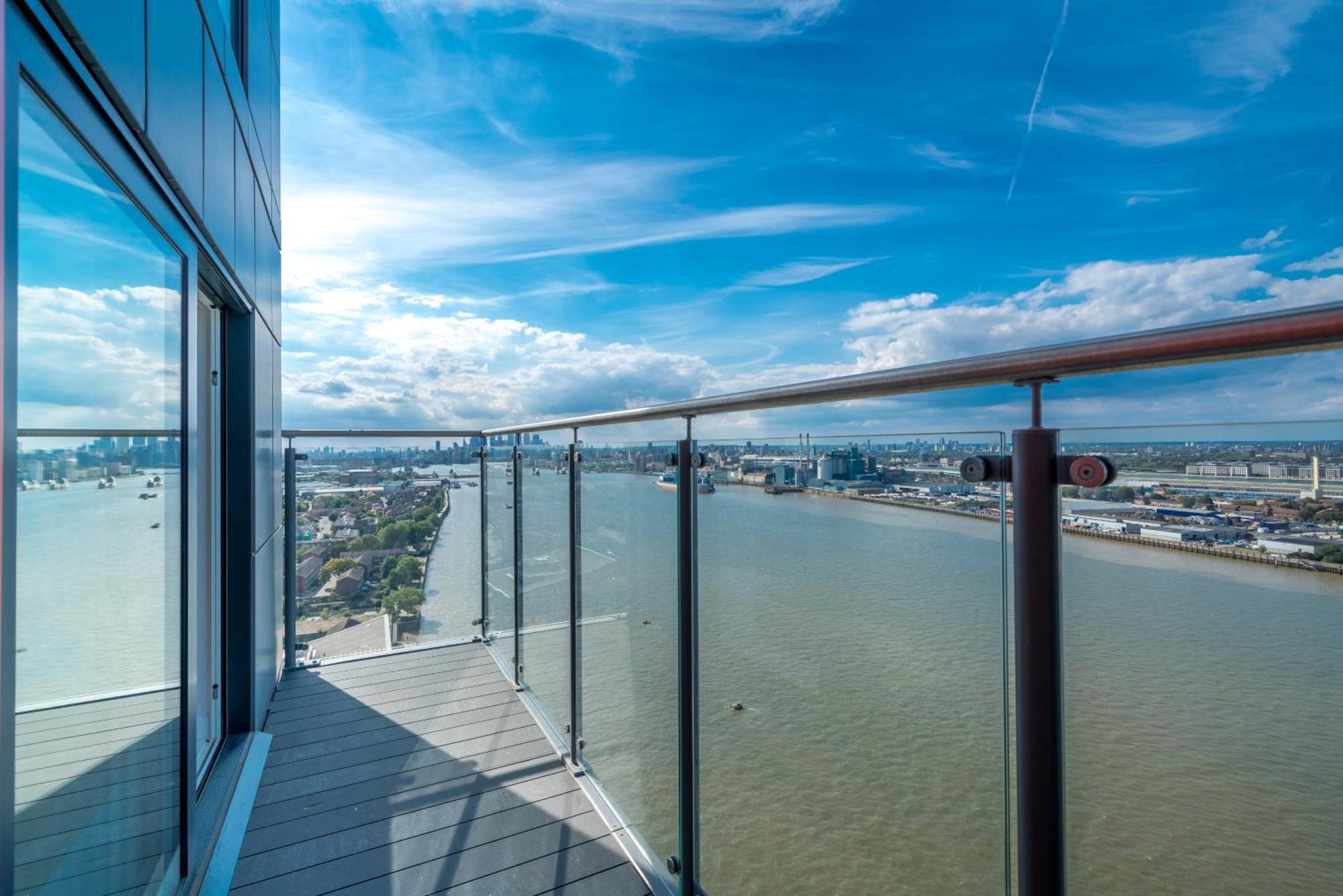 Skyvillion - River Thames Floor By Woolwich Ferry, Mins To Excel, O2 Arena , Airport With Parking Apartamento Londres