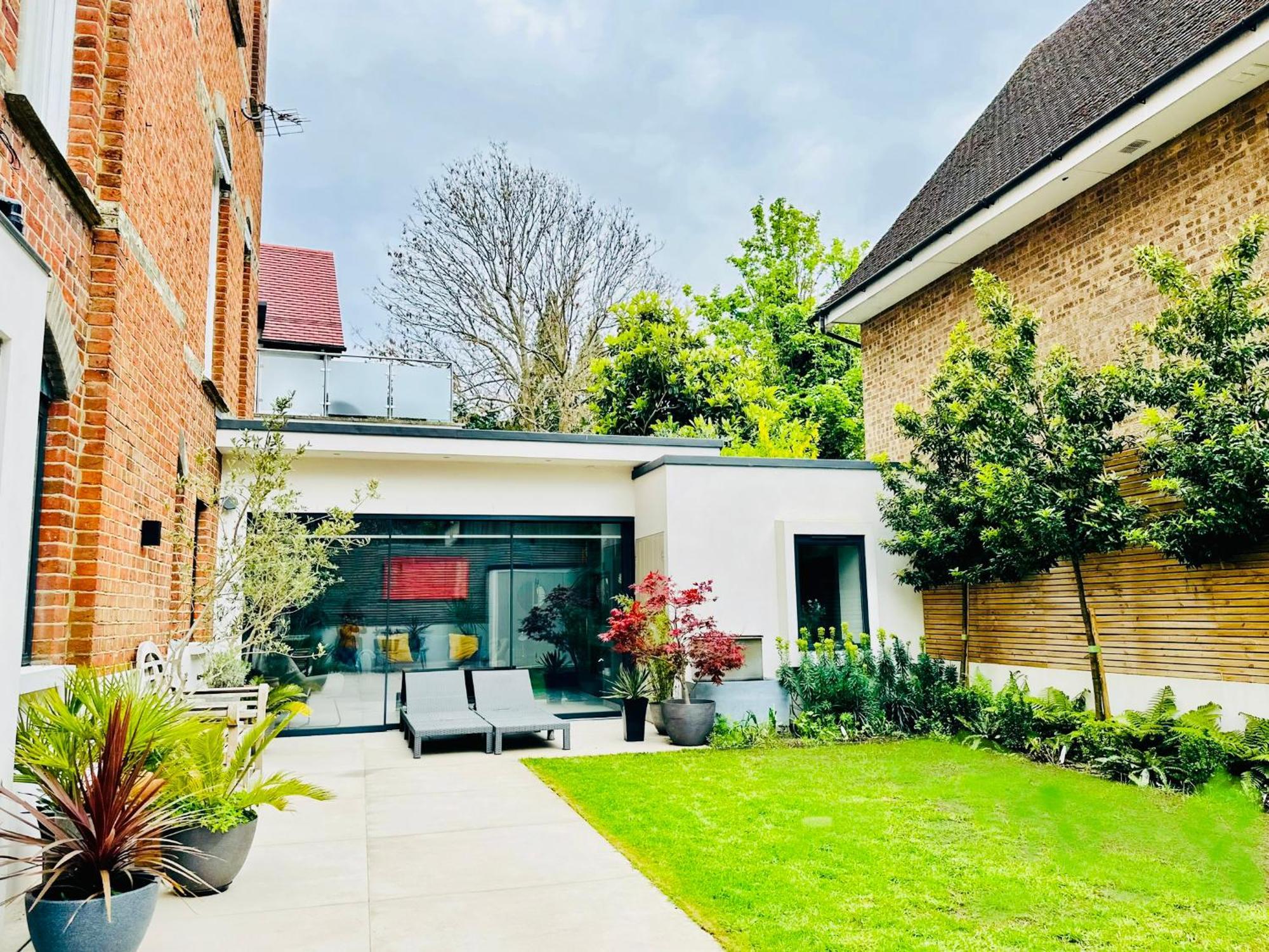 Stunning, Architecturally Designed Garden With Parking Appartement *