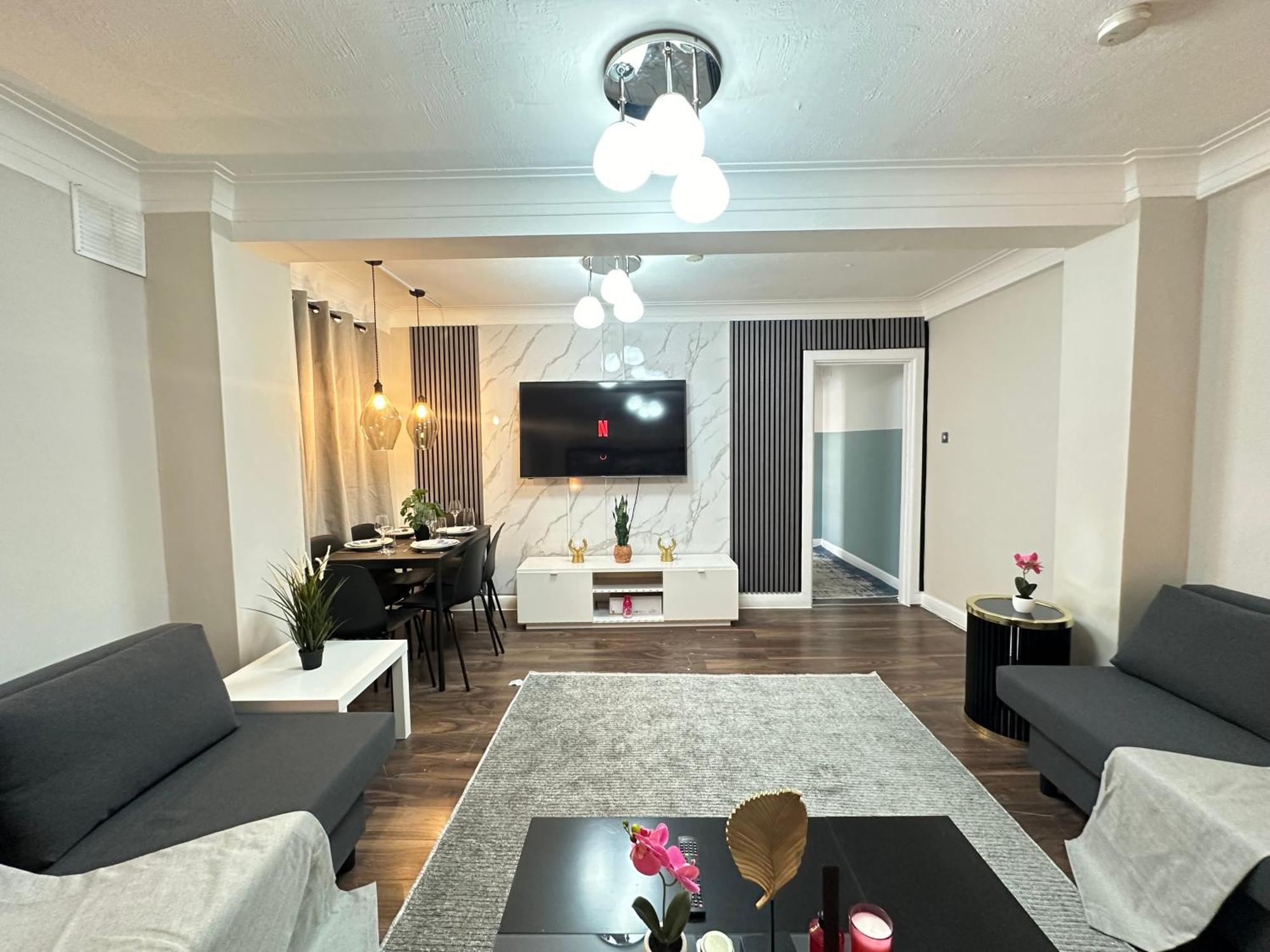 Hyde Park Comfortable Two Bedroom Apartment London