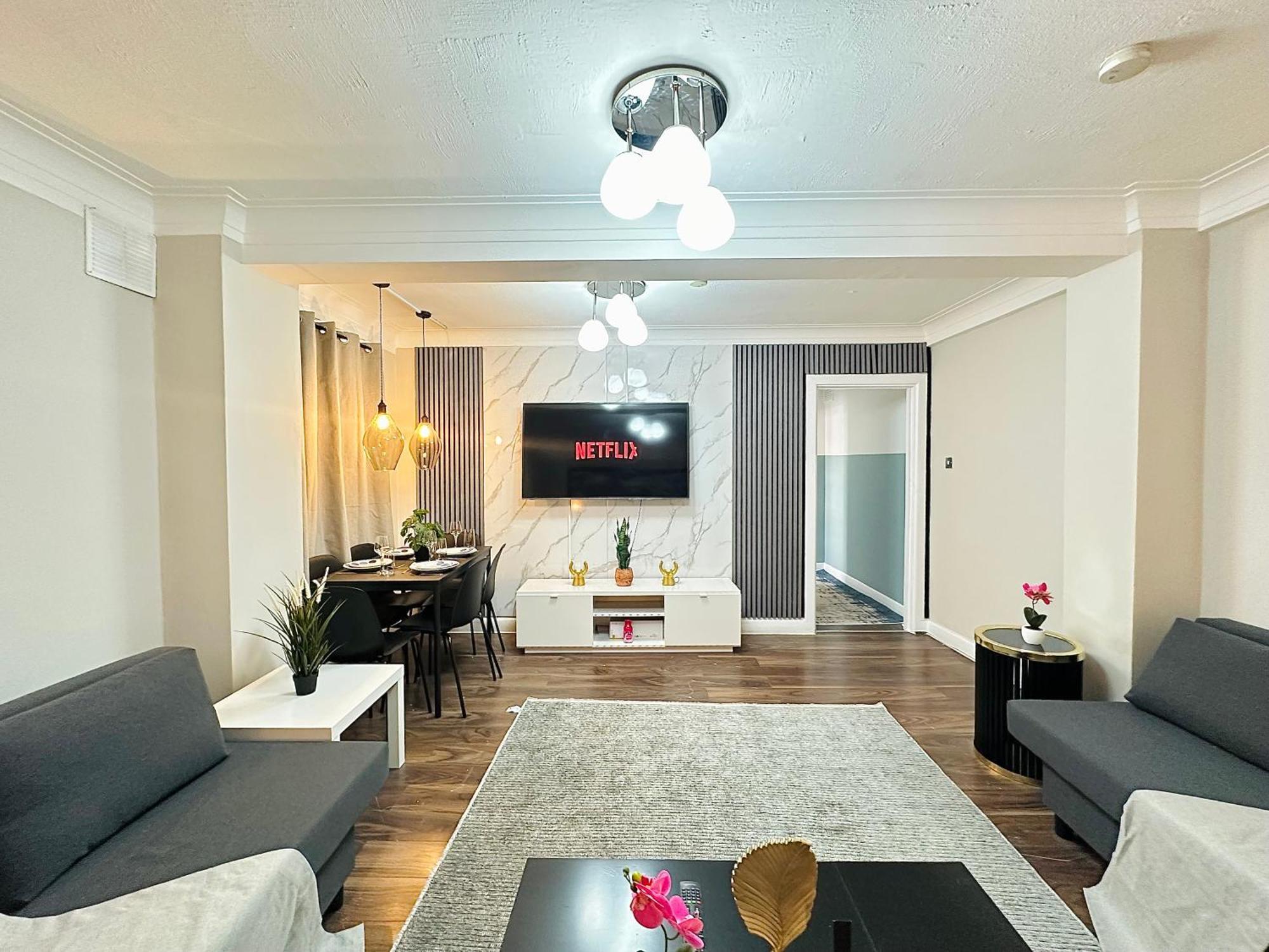 Hyde Park Comfortable Two Bedroom Apartment London