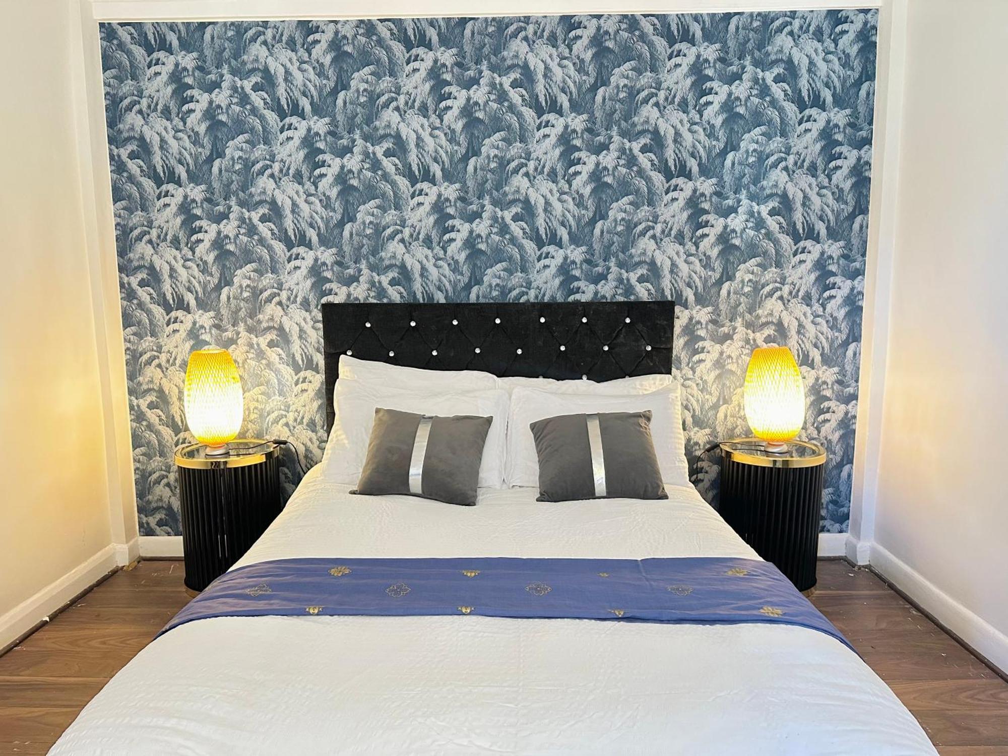 Hyde Park Comfortable Two Bedroom London