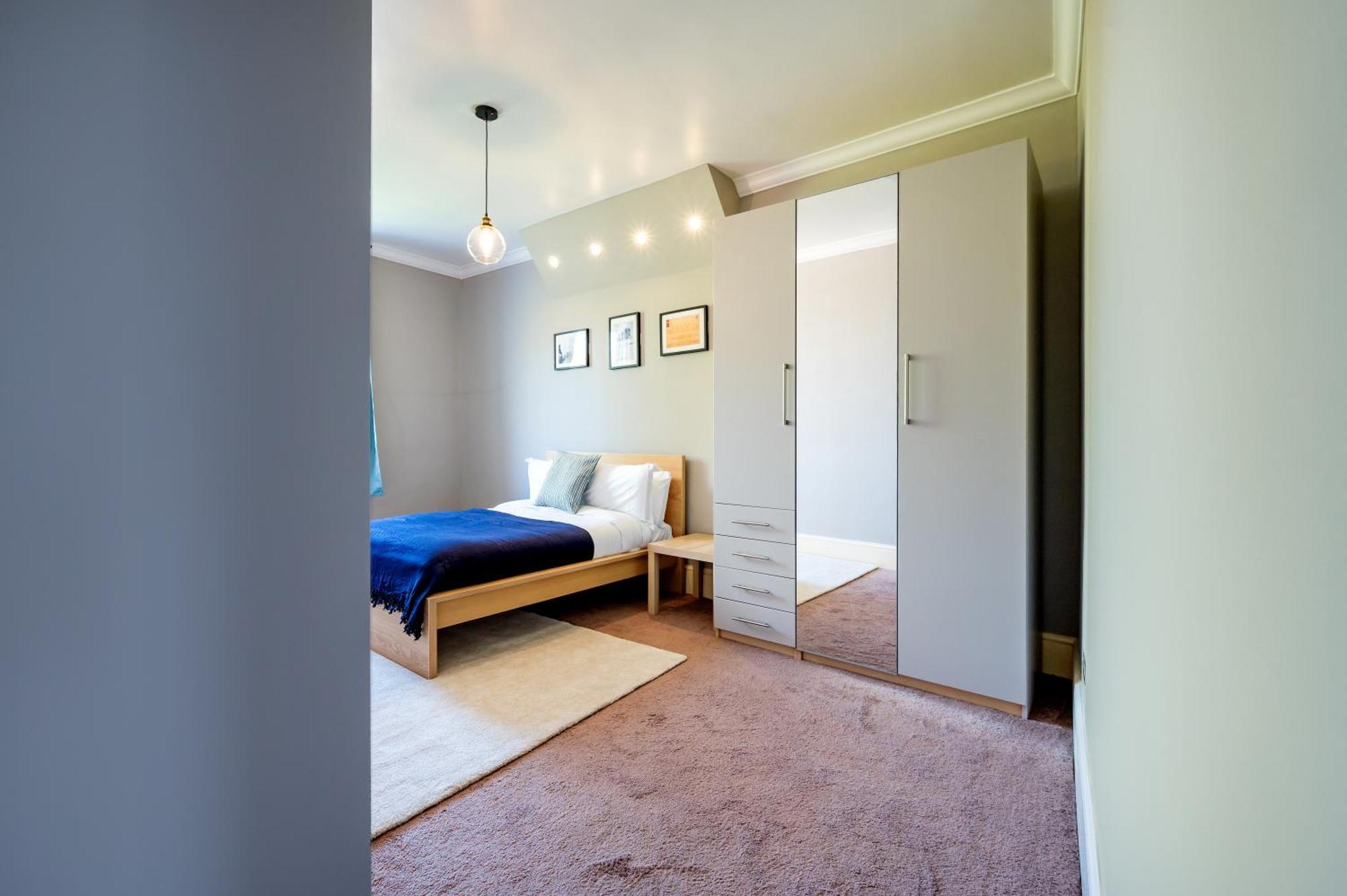 Large 1 Bedroom In Center Of *