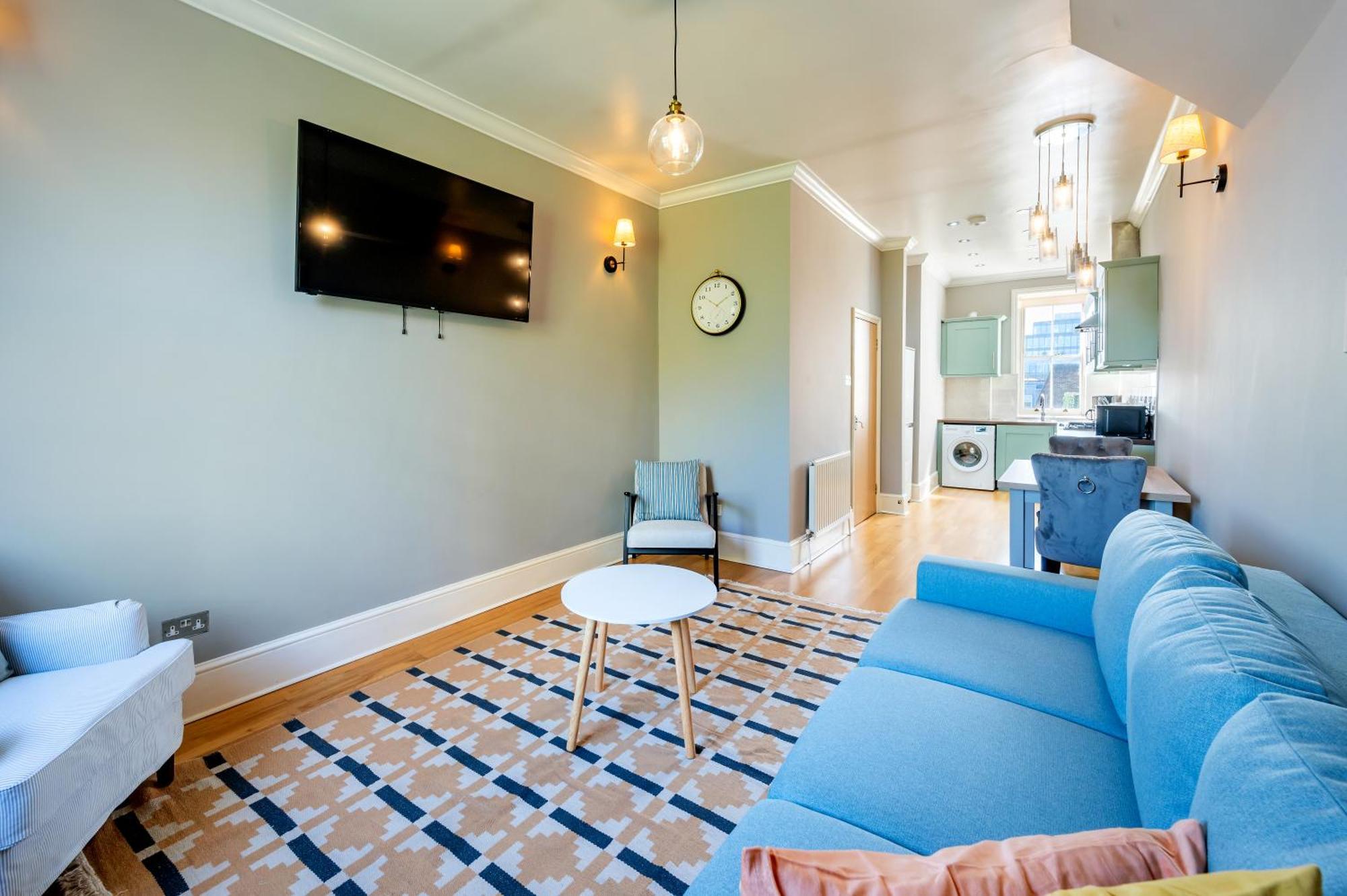 Large 1 Bedroom In Center Of Apartment