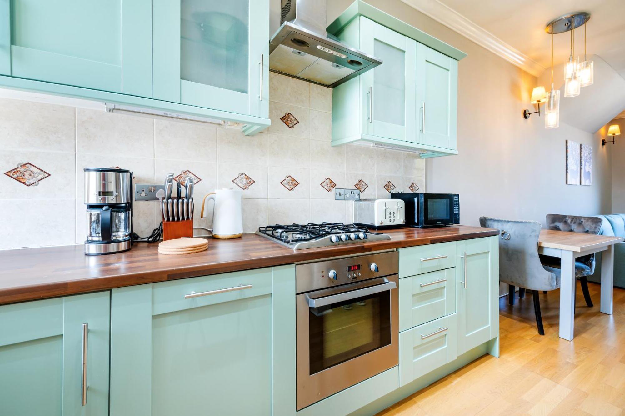 Large 1 Bedroom In Center Of Apartment London
