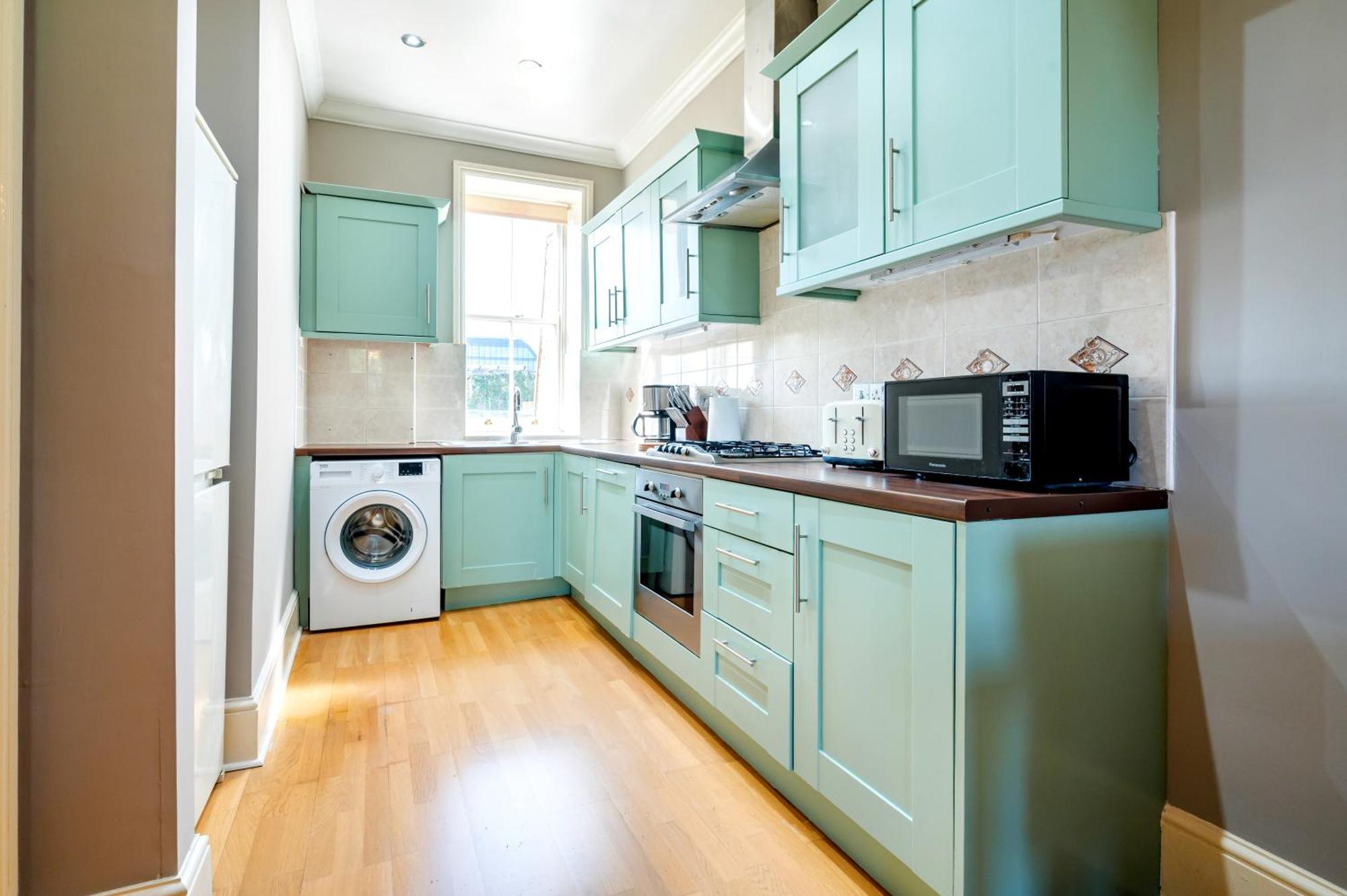 Large 1 Bedroom In Center Of Apartment