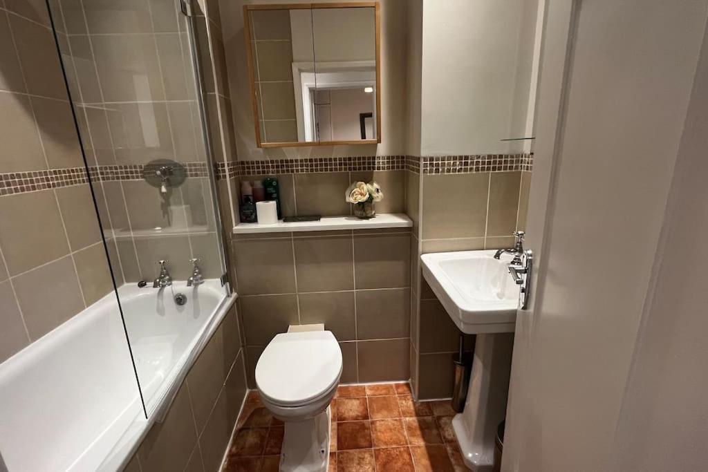 Cozy 3 Bed Flat Near To Station Apartment *