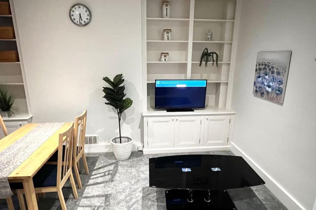 Apartment Cozy 3 Bed Flat Near To Station London