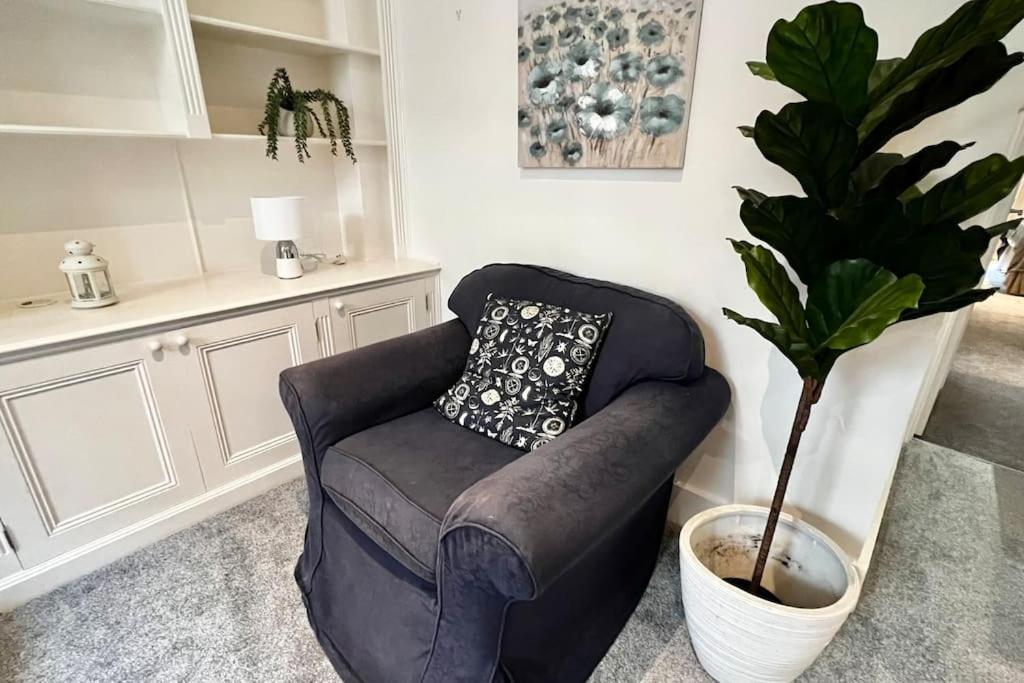 Cozy 3 Bed Flat Near To Station Apartment London