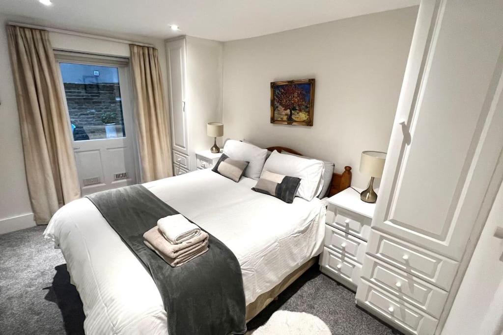 Cozy 3 Bed Flat Near To Station London