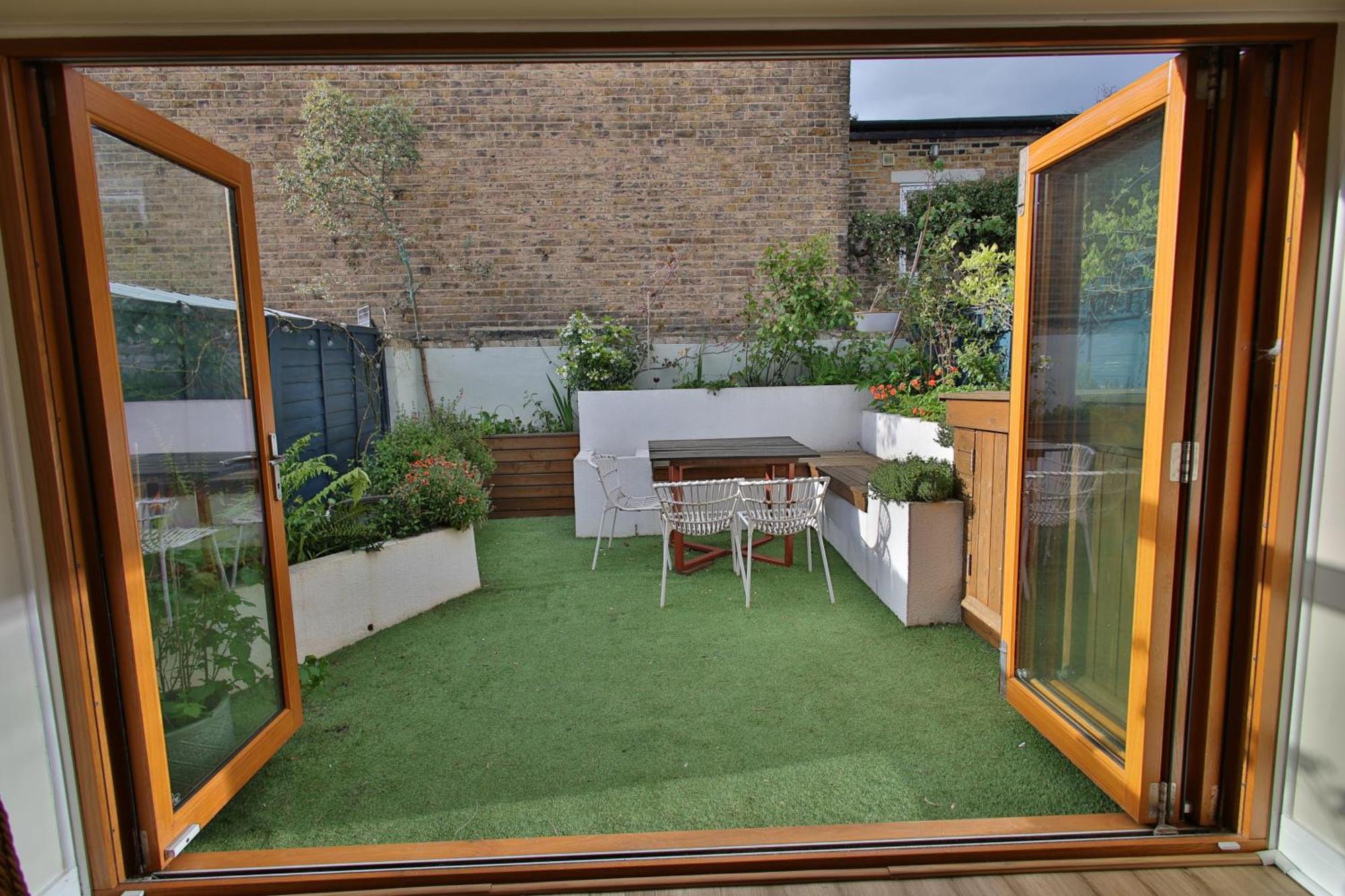 Peaceful Garden On Road Londen