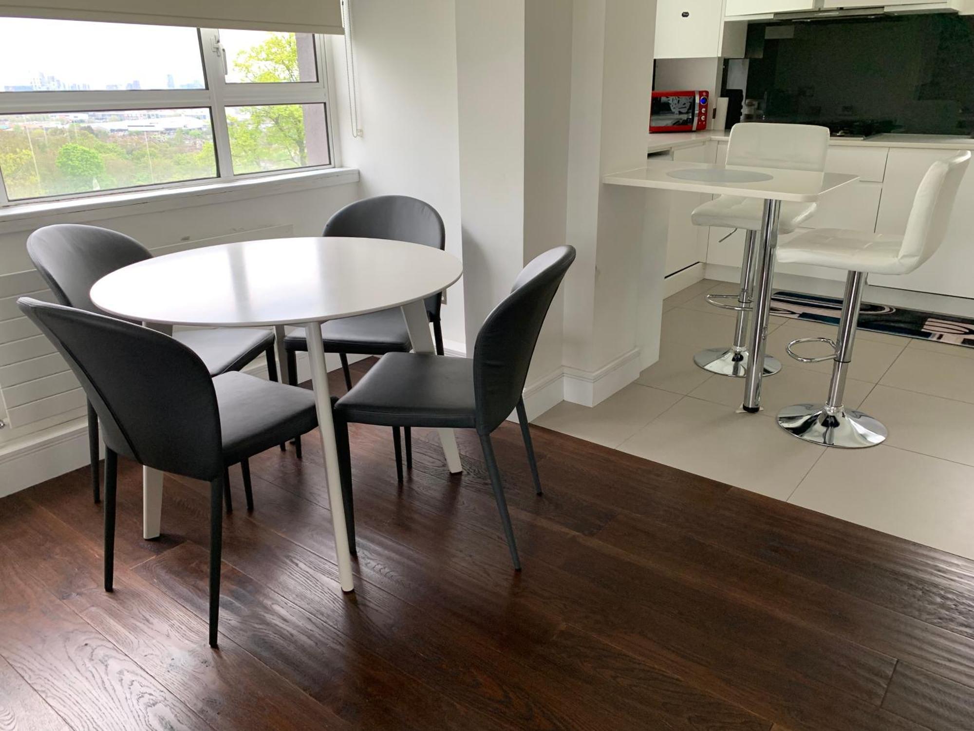 Relax, Play And Work In Apartment London