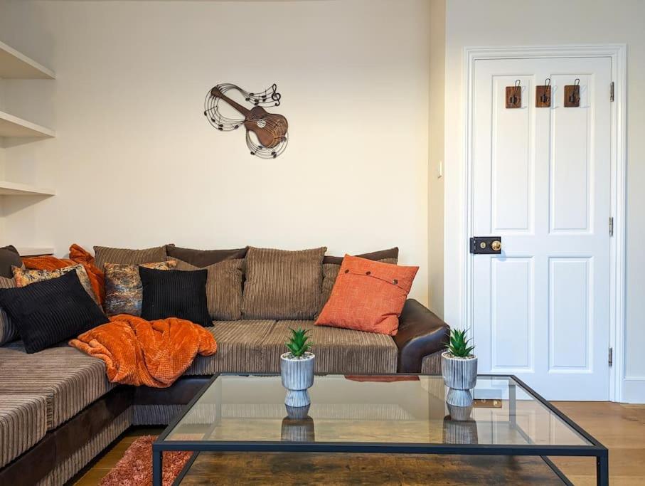 Charming 3br In Trendy Tottenham Neighborhood *