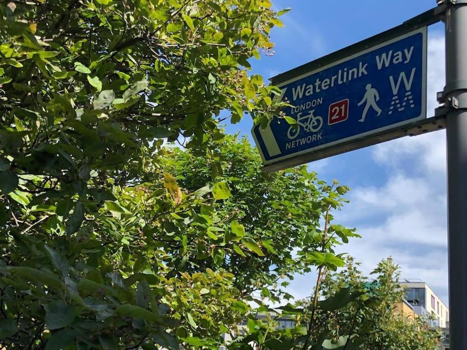 Self Contained 1 Bed Flat Next To Transport For Canary Wharf And Excel, O2 With Free Parking * Londen