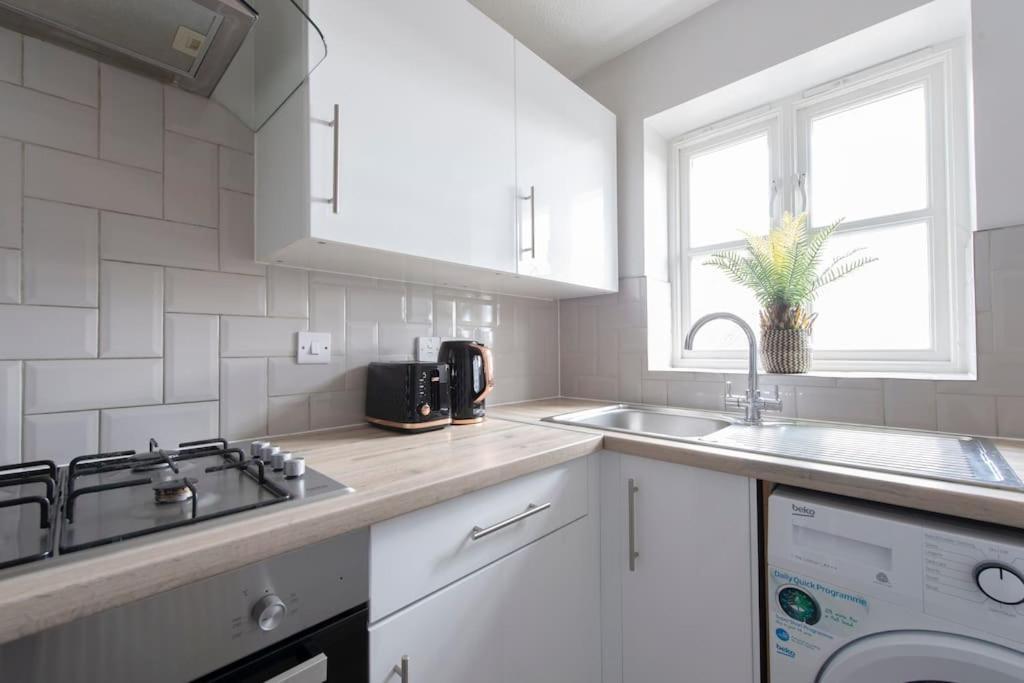 Apartment Lovely 2 Bedroom With River & View London