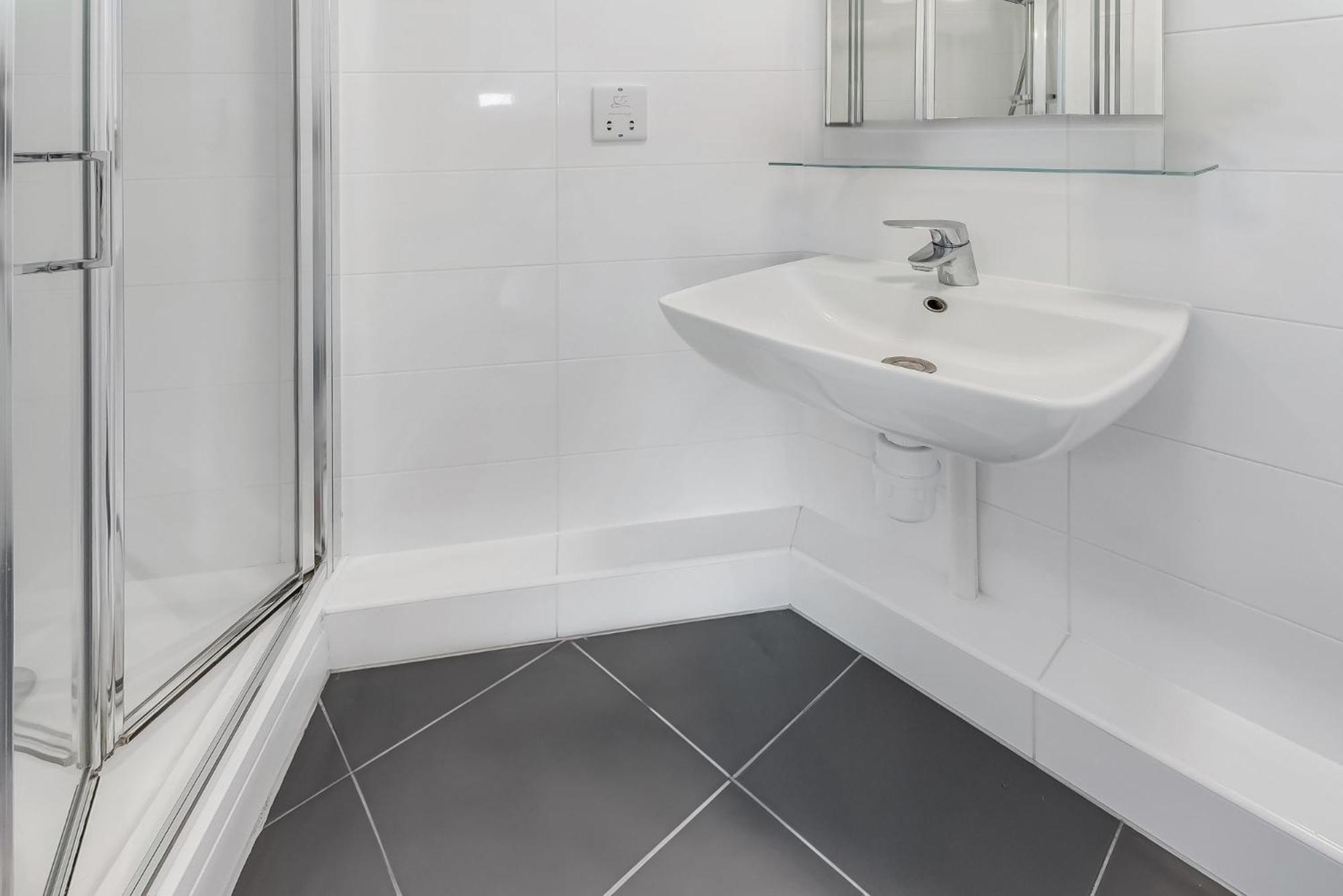 Modern En-suite In White Apartamento