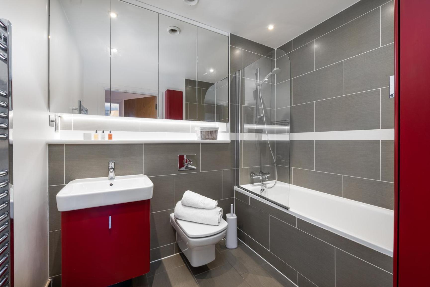 Apartment Two Bedroom Flat With Balcony In Central Wimbledon