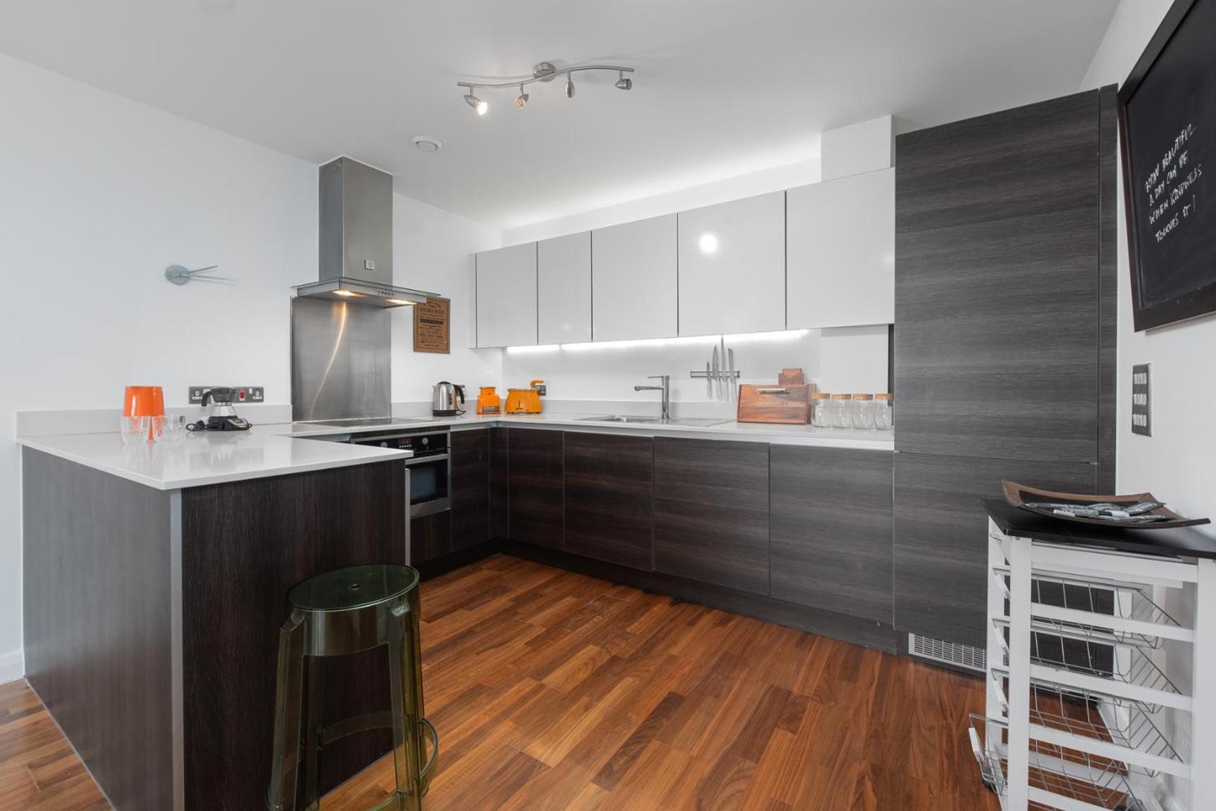 Apartment Two Bedroom Flat With Balcony In Central Wimbledon London