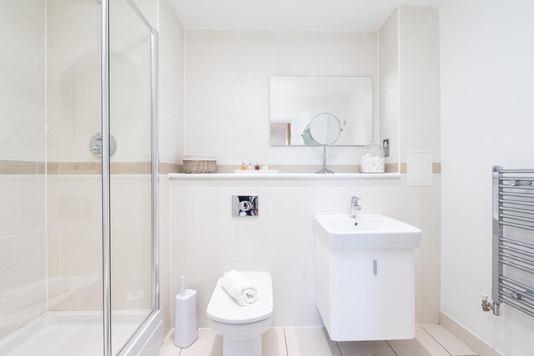 Two Bedroom Flat With Balcony In Central Wimbledon London