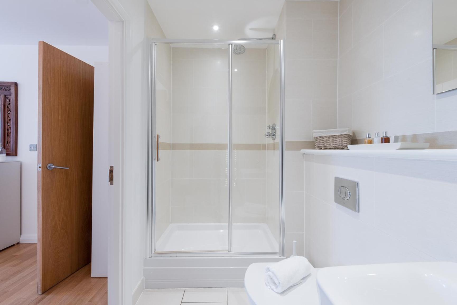 Two Bedroom Flat With Balcony In Central Wimbledon *