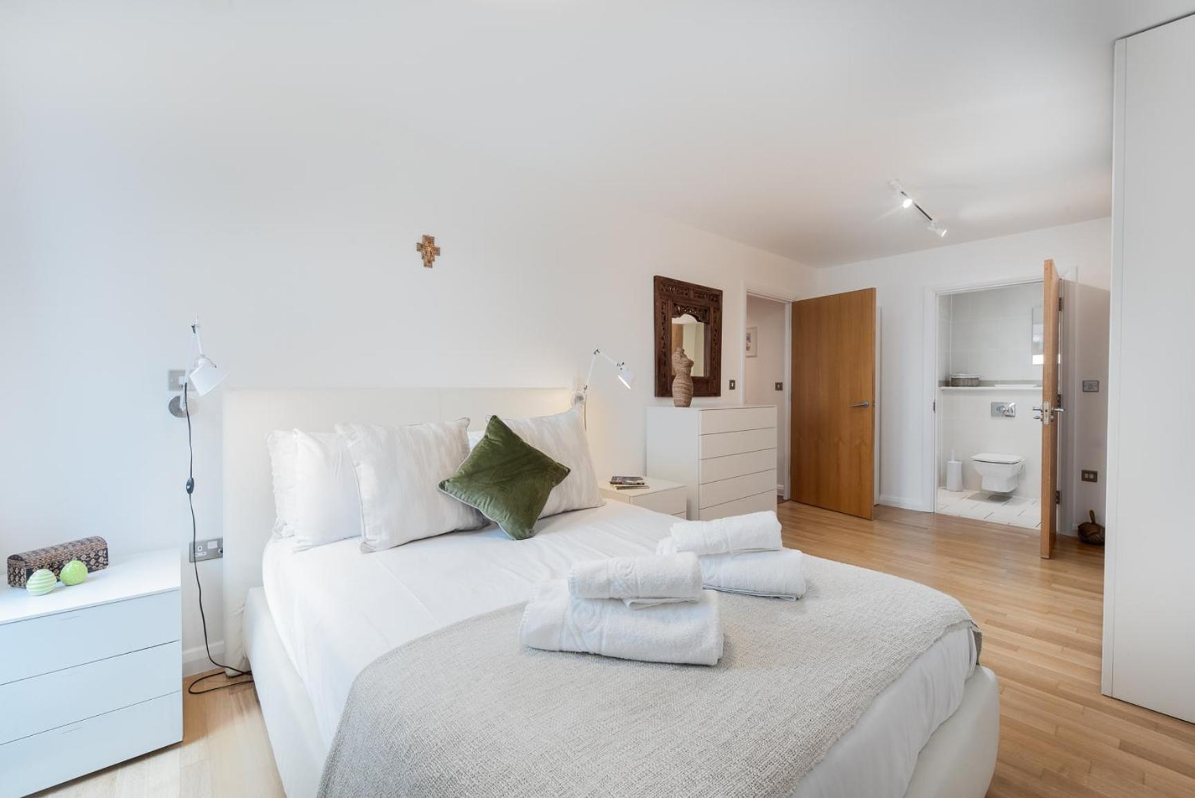 Two Bedroom Flat With Balcony In Central Wimbledon London