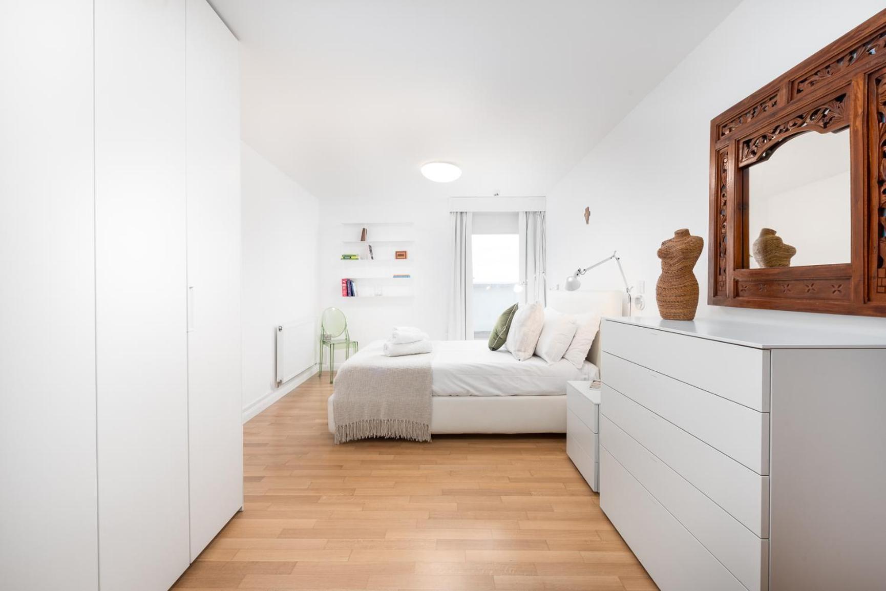 Two Bedroom Flat With Balcony In Central Wimbledon * London