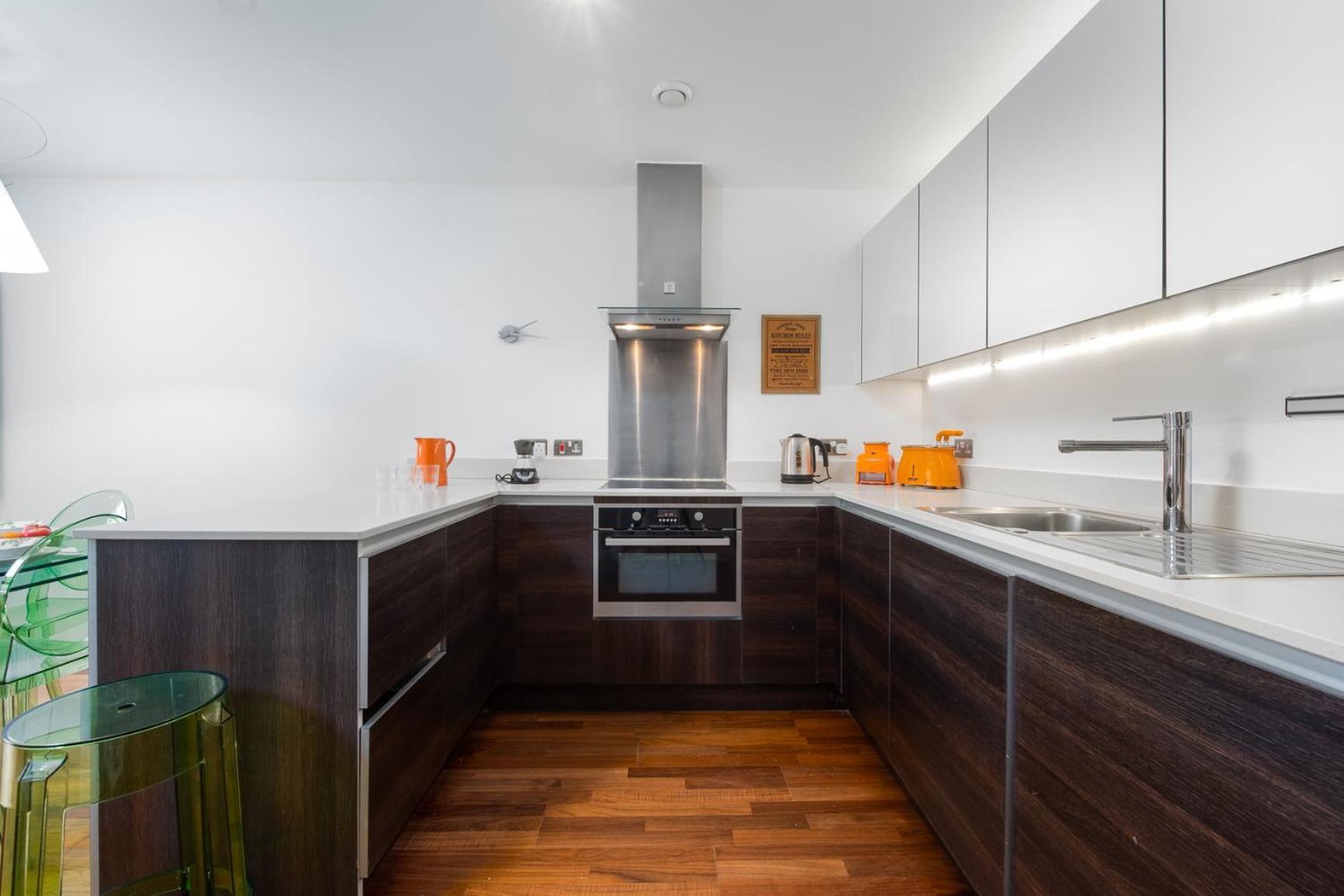 Apartment Two Bedroom Flat With Balcony In Central Wimbledon