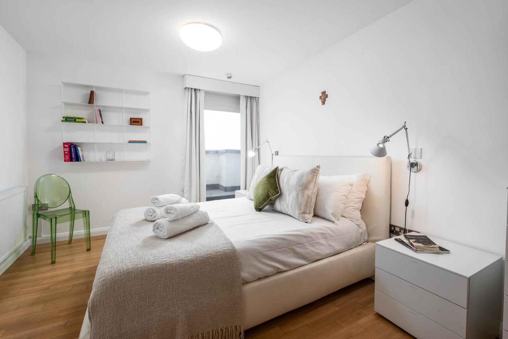 Apartment Two Bedroom Flat With Balcony In Central Wimbledon London